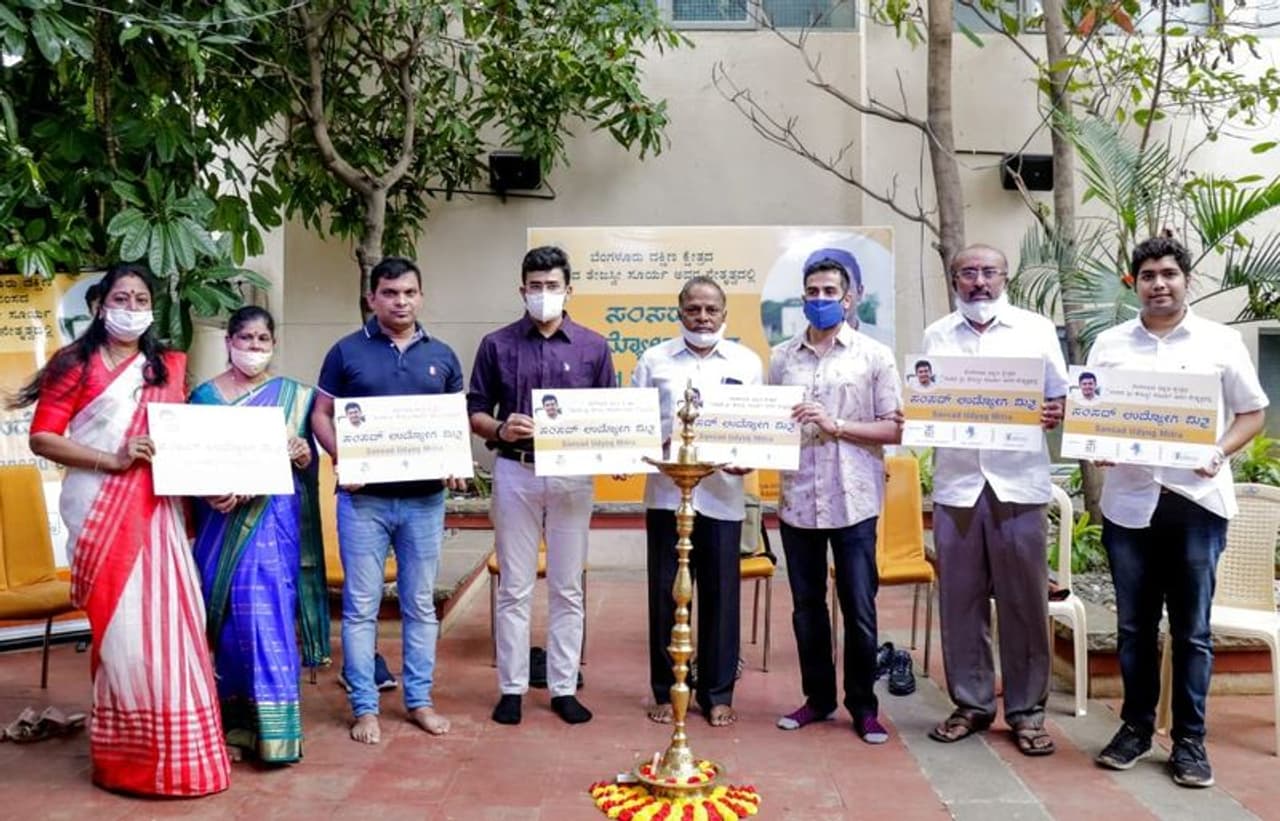 <p>ಬೆಂಗಳೂರು ದಕ್ಷಿಣ ಸಂಸದ ಕಚೇರಿ ನೇತೃತ್ವದಲ್ಲಿ, ಫಿಡಿಲಿಟಸ್ ಕಾರ್ಪ್ , ಶಿಲ್ಪಾ ಫೌಂಡೇಶನ್ ಮತ್ತು ಆಕ್ಟ್ ಫೌಂಡೇಶನ್ ಸಹಯೋಗದೊಂದಿಗೆ ಉದ್ಯೋಗಾಕಾಂಕ್ಷಿಗಳಿಗೆ ಅನುಕೂಲವಾಗುವ ನಿಟ್ಟಿನಲ್ಲಿ 'ಸಂಸದ್ ಉದ್ಯೋಗ ಮಿತ್ರ' ಎನ್ನುವ ನೂತನ ವೇದಿಕೆ ಆರಂಭಿಸಿದರು.</p> <p>ಬೆಂಗಳೂರು ದಕ್ಷಿಣ ಸಂಸದ ಕಚೇರಿ ನೇತೃತ್ವದಲ್ಲಿ, ಫಿಡಿಲಿಟಸ್ ಕಾರ್ಪ್ , ಶಿಲ್ಪಾ ಫೌಂಡೇಶನ್ ಮತ್ತು ಆಕ್ಟ್ ಫೌಂಡೇಶನ್ ಸಹಯೋಗದೊಂದಿಗೆ ಉದ್ಯೋಗಾಕಾಂಕ್ಷಿಗಳಿಗೆ ಅನುಕೂಲವಾಗುವ ನಿಟ್ಟಿನಲ್ಲಿ 'ಸಂಸದ್ ಉದ್ಯೋಗ ಮಿತ್ರ' ಎನ್ನುವ ನೂತನ ವೇದಿಕೆ ಆರಂಭಿಸಿದರು.</p>