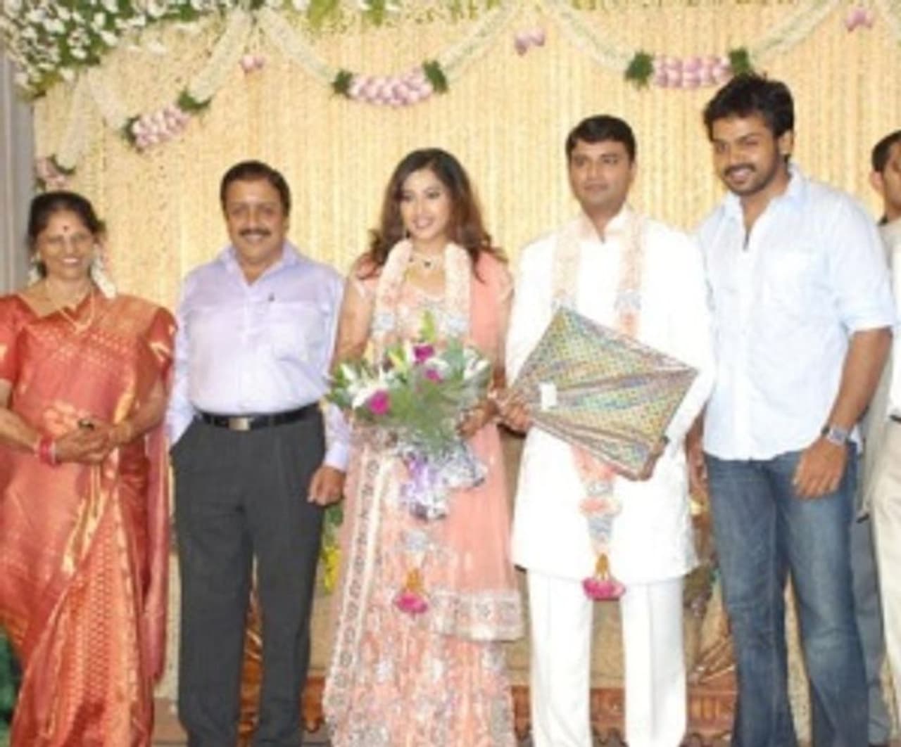 <p>மீனாவின் திருமணத்தில் அவரை வாழ்த்திய நடிகர் சிவகுமார் மற்றும் அவர் மகன் கார்த்தி </p> <p>மீனாவின் திருமணத்தில் அவரை வாழ்த்திய நடிகர் சிவகுமார் மற்றும் அவர் மகன் கார்த்தி </p>