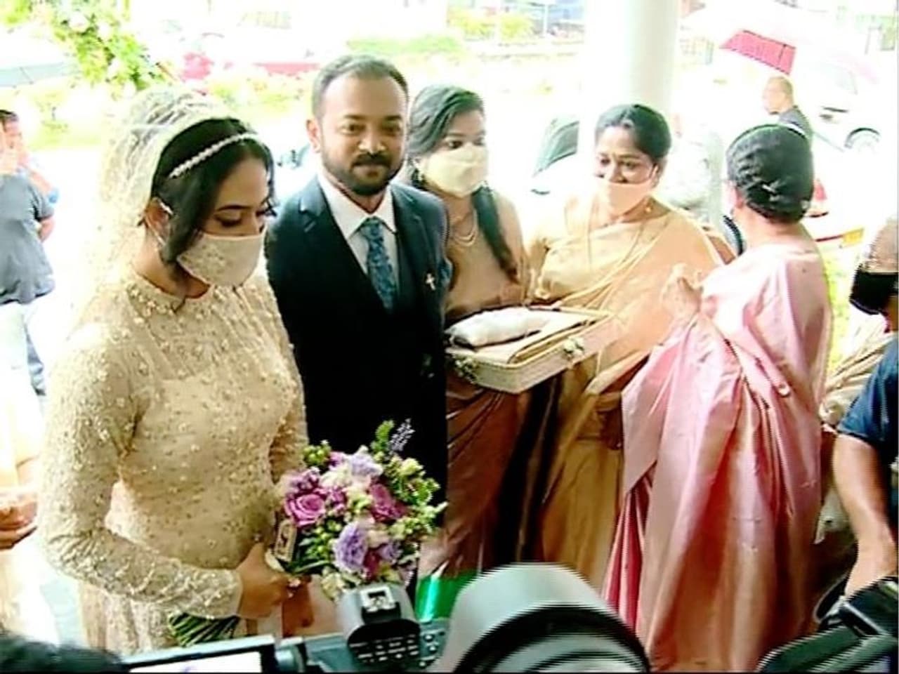 <p><br />മെയ് മുപ്പതിനായിരുന്നു മിയയും ആഷ്‍വിനും തമ്മിലുള്ള വിവാഹ നിശ്ചയം. കൊവിഡിൻറെ പശ്ചാത്തലത്തിൽ ലളിതമായ ആഘോഷങ്ങളോടെയാണ് വിവാഹം. കൊച്ചിയിൽ വിവാഹ സൽക്കാരവും ഒരുക്കിയിട്ടുണ്ട്.</p>