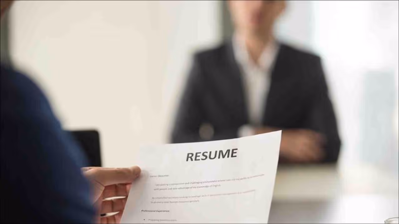 <p>ಯಾವುದಾದರೂ ಕಂಪನಿಯಲ್ಲಿ ಯಾರಾದರೂ ಪರಿಚಯದವರಿದ್ದರೆ, ಅಥವಾ ದೊಡ್ಡ ಹುದ್ದೆಯಲ್ಲಿರೋರು ನಿಮ್ಮ ಸಂಬಂಧಿಯಾಗಿದ್ದರೆ ಅದನ್ನು ಎನ್ಕ್ಯಾಷ್ ಮಾಡಿಕೊಳ್ಳಲು ಯತ್ನಿಸಬೇಡಿ. ಸಂದರ್ಶಕರ ಹತ್ತಿರ ಸಂಬಂಧದ ಬಗ್ಗೆ ಪುರಾಣ ಮಾಡಬೇಡಿ. ಅಲ್ಲದೇ ತಮ್ಮ ಕುಟುಂಬದಲ್ಲಿರುವ ಯಾವುದೋ ಸಾಧಕರ ಬಗ್ಗೆ ಬಡಾಯಿ ಕೊಚ್ಚಿಕೊಳ್ಳುವುದೂ ಬೇಡ. ಸಂಬಂಧದ ಹೊರತಾಗಿ ಇದೀಗ ಕೇವಲ ವ್ಯವಹಾರಕ್ಕೆ ಮಹತ್ವ ಕೊಡುವ ಕಾಲವಿದು. ಉದ್ಯೋಗ ಸಂದರ್ಶನದಲ್ಲೆಲ್ಲಾ ಬಾದರಾಯನ ಪುರಾಣ ತೆಗೆಯುವುದು ಬೇಡ. </p> <p>ಯಾವುದಾದರೂ ಕಂಪನಿಯಲ್ಲಿ ಯಾರಾದರೂ ಪರಿಚಯದವರಿದ್ದರೆ, ಅಥವಾ ದೊಡ್ಡ ಹುದ್ದೆಯಲ್ಲಿರೋರು ನಿಮ್ಮ ಸಂಬಂಧಿಯಾಗಿದ್ದರೆ ಅದನ್ನು ಎನ್ಕ್ಯಾಷ್ ಮಾಡಿಕೊಳ್ಳಲು ಯತ್ನಿಸಬೇಡಿ. ಸಂದರ್ಶಕರ ಹತ್ತಿರ ಸಂಬಂಧದ ಬಗ್ಗೆ ಪುರಾಣ ಮಾಡಬೇಡಿ. ಅಲ್ಲದೇ ತಮ್ಮ ಕುಟುಂಬದಲ್ಲಿರುವ ಯಾವುದೋ ಸಾಧಕರ ಬಗ್ಗೆ ಬಡಾಯಿ ಕೊಚ್ಚಿಕೊಳ್ಳುವುದೂ ಬೇಡ. ಸಂಬಂಧದ ಹೊರತಾಗಿ ಇದೀಗ ಕೇವಲ ವ್ಯವಹಾರಕ್ಕೆ ಮಹತ್ವ ಕೊಡುವ ಕಾಲವಿದು. ಉದ್ಯೋಗ ಸಂದರ್ಶನದಲ್ಲೆಲ್ಲಾ ಬಾದರಾಯನ ಪುರಾಣ ತೆಗೆಯುವುದು ಬೇಡ. </p>