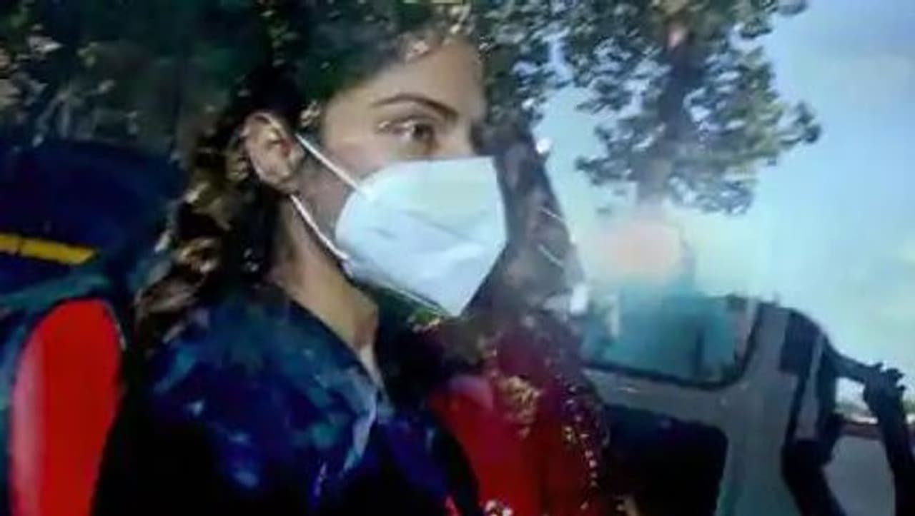 <p>മയക്കുമരുന്ന് കേസില്‍ അറസ്റ്റിലായ നടി റിയ ചക്രബര്‍ത്തിക്ക് പിന്തുണയുമായി ബംഗാളില്‍ കോണ്‍ഗ്രസ് റാലി നടത്തി. റിയയെ അറസ്റ്റ് ചെയ്തതില്‍ രാഷ്ട്രീയ ഗൂഢാലോചനയുണ്ടെന്നും റിയയോട് അപമര്യാദയായി പെരുമാറിയെന്നും ബംഗാളിന്റെ മകളായ റിയയോടുള്ള നടപടിയെ അംഗീകരിക്കില്ലെന്നും കോണ്‍ഗ്രസ് ട്വീറ്റ് ചെയ്തു.</p>