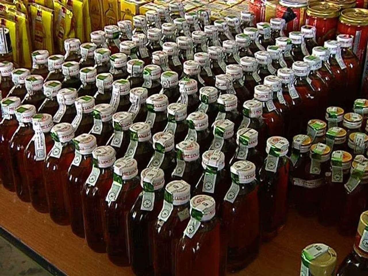 <p>మద్యం దుకాణం కోసం టెండర్ ప్రక్రియ ఓ గ్రామంలో ఉదయం ప్రారంభమై అర్ధరాత్రి వరకు కొనసాగింది. అంతేకాదు రికార్డు స్థాయిలో ఈ మద్యం దుకాణాన్ని దక్కించుకొన్నారు.ఈ దుకాణాన్ని రూ. 500 కోట్లకు దక్కించుకొన్నారు టెండరుదారుడు</p>