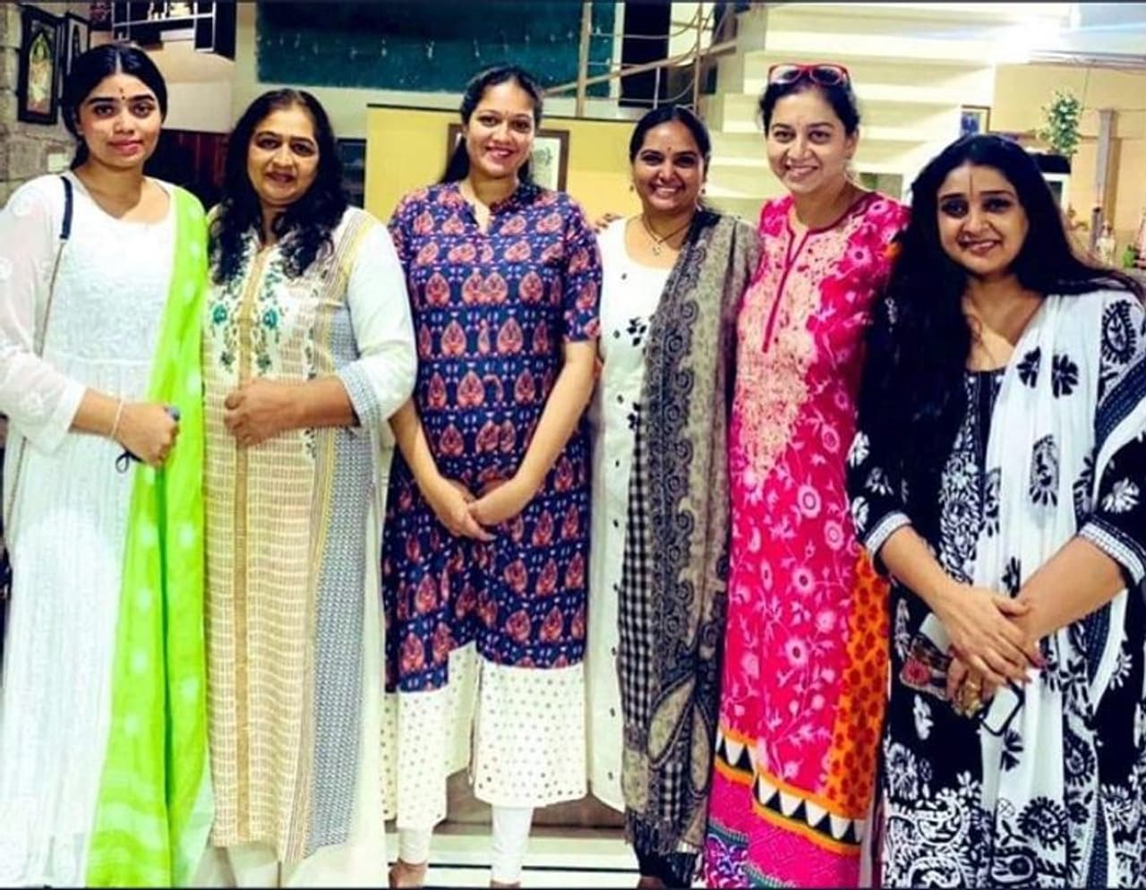 <p>ಮೇಘನಾ ರಾಜ್ ಮನೆಯಲ್ಲಿ ಹಿರಿಯ ನಟಿ ಮಣಿಯರು</p> <p>ಮೇಘನಾ ರಾಜ್ ಮನೆಯಲ್ಲಿ ಹಿರಿಯ ನಟಿ ಮಣಿಯರು</p>