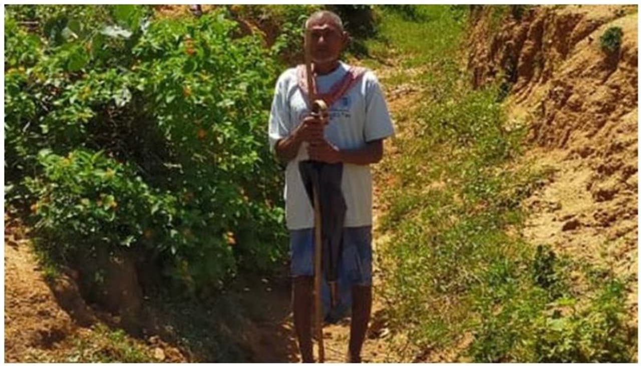 <p>വരണ്ട് കിടന്ന ഗ്രാമത്തിലേക്ക് വെള്ളമെത്തിക്കാന് ഒറ്റയാള്പോരാട്ടം നയിച്ച് ഈ ബീഹാറുകാരന്. ഗ്രാമത്തിന് സമീപത്തെ മലകളില് നിന്ന് വരുന്ന മഴവെള്ളം സംഭരിക്കാനായി മൂന്ന് കിലോമീറ്റര് നീളമുള്ള കനാലാണ് ബിഹാറിലെ കോതിലാവ സ്വദേശി ലോംഗി ഭുയന് നിര്മ്മിച്ചത്. ബിഹാറിലെ ഗയയ്ക്ക് സമീപമുള്ള ലാത്വ മേഖലയ്ക്ക് സമീപമാണ് ഈ പ്രദേശമുള്ളത്. </p> <p>വരണ്ട് കിടന്ന ഗ്രാമത്തിലേക്ക് വെള്ളമെത്തിക്കാന് ഒറ്റയാള്പോരാട്ടം നയിച്ച് ഈ ബീഹാറുകാരന്. ഗ്രാമത്തിന് സമീപത്തെ മലകളില് നിന്ന് വരുന്ന മഴവെള്ളം സംഭരിക്കാനായി മൂന്ന് കിലോമീറ്റര് നീളമുള്ള കനാലാണ് ബിഹാറിലെ കോതിലാവ സ്വദേശി ലോംഗി ഭുയന് നിര്മ്മിച്ചത്. ബിഹാറിലെ ഗയയ്ക്ക് സമീപമുള്ള ലാത്വ മേഖലയ്ക്ക് സമീപമാണ് ഈ പ്രദേശമുള്ളത്. </p>