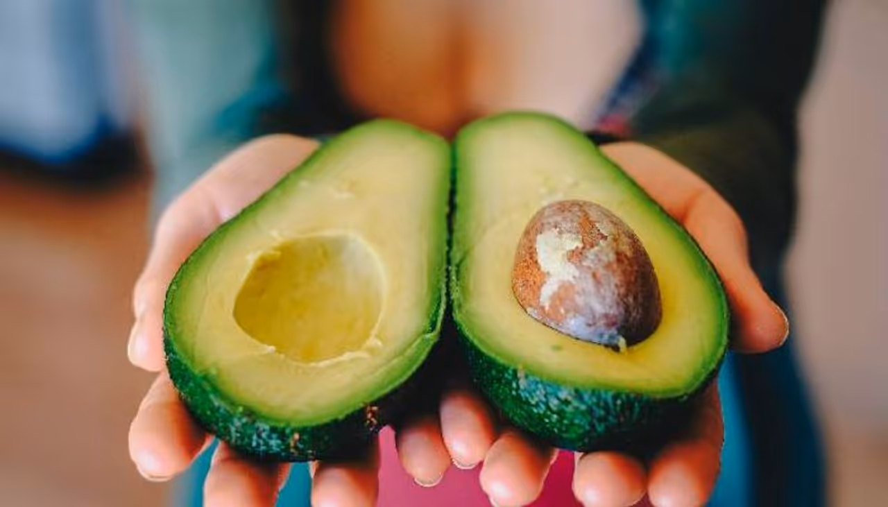 <p>ತೆಂಗಿನ ಎಣ್ಣೆ ಮತ್ತು ಆಲಿವ್ ಎಣ್ಣೆ ಕಾಲ ಮುಗಿದಿದೆ. ಆವಕಾಡೊ ಎಣ್ಣೆಯನ್ನು ಈಗ ಆಹಾರದಲ್ಲಿ ಸೇರಿಸುವ ಸಮಯ ಬಂದಿದೆ. ಆವಕಾಡೊವನ್ನು ಅರೋಗ್ಯಕರ ಹಣ್ಣುಗಳಲ್ಲಿ ಒಂದೆಂದು ಪರಿಗಣಿಸಲಾಗುತ್ತದೆ, ಇದು ಆರೋಗ್ಯಕರ ಕೊಬ್ಬಿನ ಶಕ್ತಿಶಾಲಿ ಹಣ್ಣಾಗಿದೆ.</p>