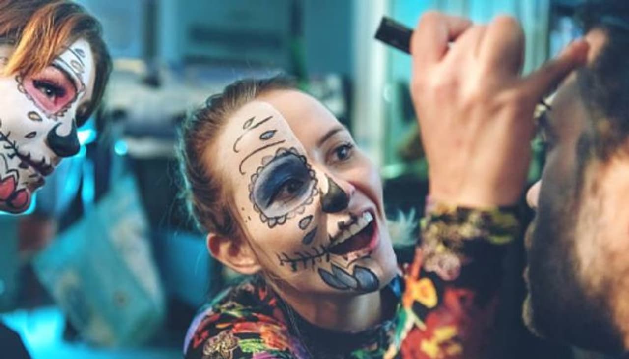 <p>2008 ല് യുനെസ്കോ അവരുടെ ഇന്റാഞ്ചിബിള് ഹെറിറ്റേജ് പട്ടികയില് ഉള്പ്പെടുത്തിയിട്ടുണ്ട് ഈ ആഘോഷത്തെ. മിക്കവാറും നവംബര് മാസത്തിലെ ആദ്യദിവസങ്ങളിലാണ് മരിച്ചവരുടെ ദിവസമായി ആഘോഷിക്കപ്പെടുന്നത്. ആ ദിവസങ്ങള് മരിച്ചുപോയ ബന്ധുക്കള്, സുഹൃത്തുക്കള് എന്നിവര്ക്കെല്ലാം വേണ്ടി മാറ്റിവച്ചിരിക്കുകയാണ്. അവര്ക്കുവേണ്ടി പ്രത്യേകം ഓര്മ്മ ആചരിക്കലും പ്രാര്ത്ഥനകളുമെല്ലാം ഉണ്ടാവും. ദിവസങ്ങളോളം ഈ ഓര്മ്മദിനങ്ങള് നീണ്ടുനിന്നേക്കാം. </p> <p>2008 ല് യുനെസ്കോ അവരുടെ ഇന്റാഞ്ചിബിള് ഹെറിറ്റേജ് പട്ടികയില് ഉള്പ്പെടുത്തിയിട്ടുണ്ട് ഈ ആഘോഷത്തെ. മിക്കവാറും നവംബര് മാസത്തിലെ ആദ്യദിവസങ്ങളിലാണ് മരിച്ചവരുടെ ദിവസമായി ആഘോഷിക്കപ്പെടുന്നത്. ആ ദിവസങ്ങള് മരിച്ചുപോയ ബന്ധുക്കള്, സുഹൃത്തുക്കള് എന്നിവര്ക്കെല്ലാം വേണ്ടി മാറ്റിവച്ചിരിക്കുകയാണ്. അവര്ക്കുവേണ്ടി പ്രത്യേകം ഓര്മ്മ ആചരിക്കലും പ്രാര്ത്ഥനകളുമെല്ലാം ഉണ്ടാവും. ദിവസങ്ങളോളം ഈ ഓര്മ്മദിനങ്ങള് നീണ്ടുനിന്നേക്കാം. </p>