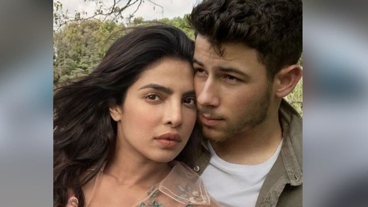 <p style="text align: justify;">ಪ್ರಿಯಾಂಕಾ ಚೋಪ್ರಾ ಮತ್ತು ನಿಕ್ ಜೊನಾಸ್ ಅವರ ಡೇಟಿಂಗ್ ರೂಮರ್‌ಗಳು 2017ರಲ್ಲಿ ಹೈಲೈಟ್&nbsp;ಆಗಿತ್ತು.</p>