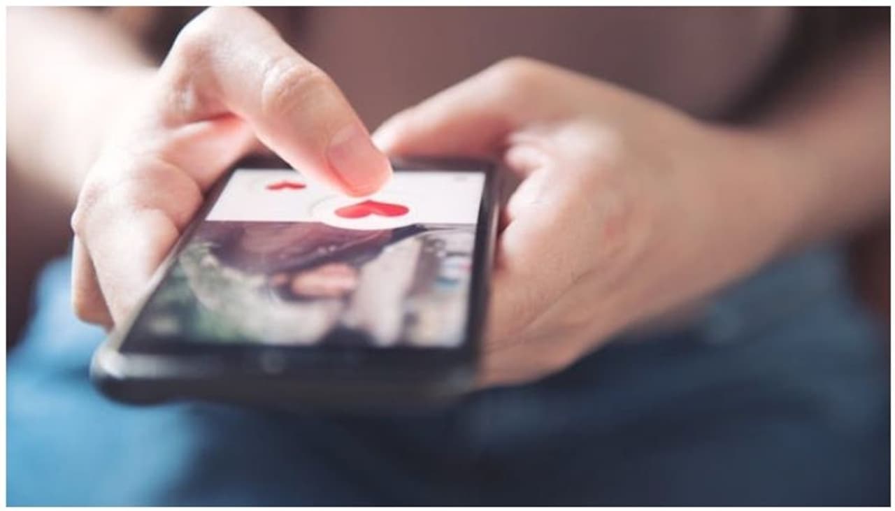 <p><strong>വശീകരിച്ച് തട്ടിപ്പ് </strong></p><p>സ്ത്രീകളെന്ന വ്യാജേന ഇരകളെ താമസസ്ഥലത്ത് ക്ഷണിച്ചുവരുത്തി സംഘം ചേര്ന്ന് മര്ദ്ദിക്കുകയും പണവും മൊബൈല് ഫോണും മറ്റ് വിലപിടിപ്പുള്ള വസ്തുക്കളും തട്ടിയെടുക്കുന്ന സംഭവങ്ങള് റിപ്പോര്ട്ട് ചെയ്തിരുന്നു. കൂടുതല് പേര് ഇത്തരത്തില് തട്ടിപ്പിന്റെ വലയില്കുടുങ്ങുന്ന പശ്ചാത്തലത്തിലാണ് പൊലീസിന്റെ മുന്നറിയിപ്പ്. </p> <p><strong>വശീകരിച്ച് തട്ടിപ്പ് </strong></p><p>സ്ത്രീകളെന്ന വ്യാജേന ഇരകളെ താമസസ്ഥലത്ത് ക്ഷണിച്ചുവരുത്തി സംഘം ചേര്ന്ന് മര്ദ്ദിക്കുകയും പണവും മൊബൈല് ഫോണും മറ്റ് വിലപിടിപ്പുള്ള വസ്തുക്കളും തട്ടിയെടുക്കുന്ന സംഭവങ്ങള് റിപ്പോര്ട്ട് ചെയ്തിരുന്നു. കൂടുതല് പേര് ഇത്തരത്തില് തട്ടിപ്പിന്റെ വലയില്കുടുങ്ങുന്ന പശ്ചാത്തലത്തിലാണ് പൊലീസിന്റെ മുന്നറിയിപ്പ്. </p>