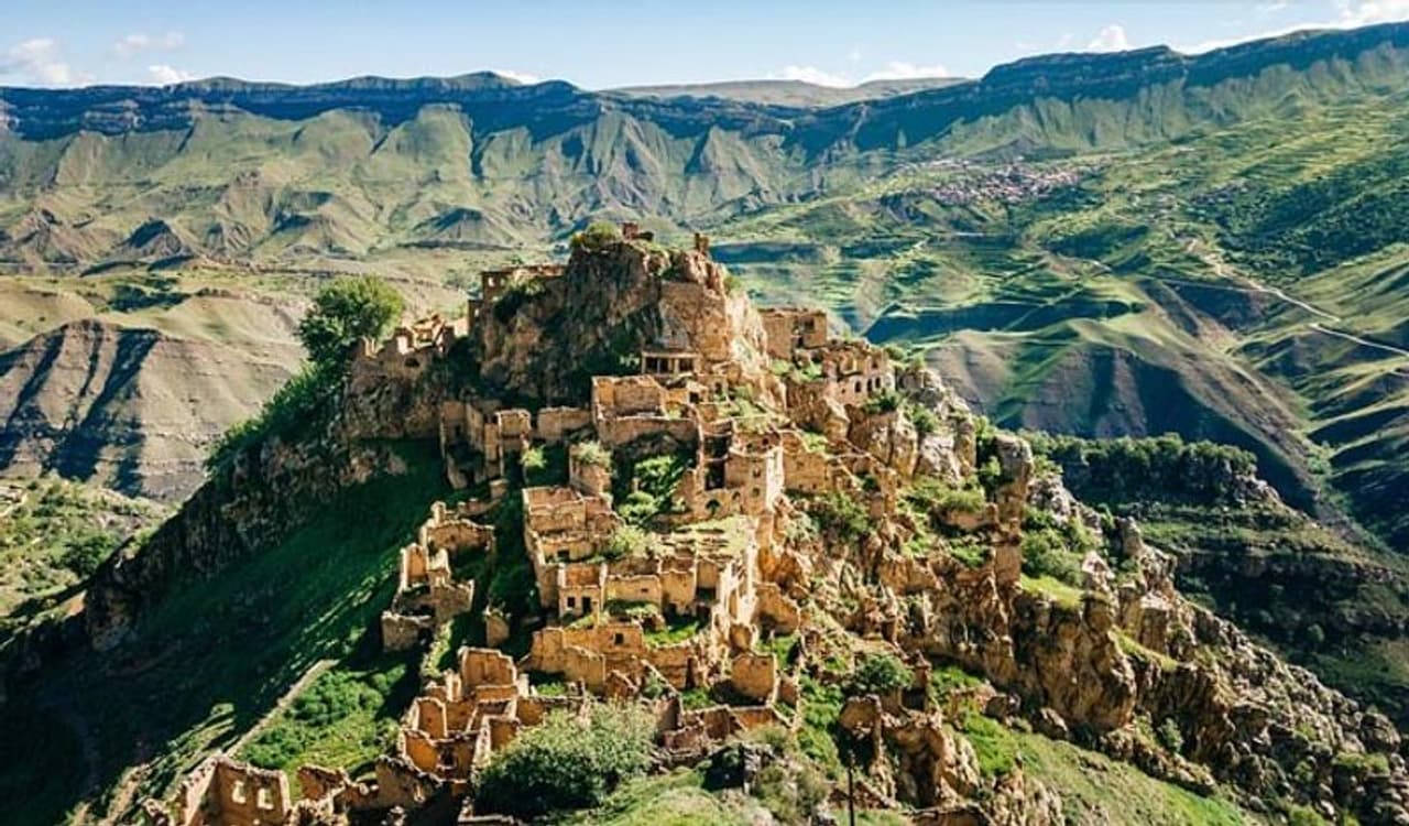 <p>ಗಾಮ್ಸುತಲ್ ಎರಡು ಸಾವಿರ ವರ್ಷ ಹಳೆಯ ಹಳ್ಳಿಯಾಗಿದೆ. ಈ ಹಳ್ಳಿ ಮೌಂಟ್ ಗಾಮ್ಸುತಲ್ಮೀರ್ನ ನಾಲ್ಕು ಸಾವಿರದ ಆರ್ನೂರು ಅಡಿ ಎತ್ತರದಲ್ಲಿತ್ತು.<br /> </p> <p>ಗಾಮ್ಸುತಲ್ ಎರಡು ಸಾವಿರ ವರ್ಷ ಹಳೆಯ ಹಳ್ಳಿಯಾಗಿದೆ. ಈ ಹಳ್ಳಿ ಮೌಂಟ್ ಗಾಮ್ಸುತಲ್ಮೀರ್ನ ನಾಲ್ಕು ಸಾವಿರದ ಆರ್ನೂರು ಅಡಿ ಎತ್ತರದಲ್ಲಿತ್ತು.<br /> </p>