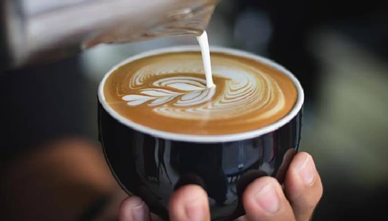 <p>വണ്ണം കുറയ്ക്കാന്‍ ആഗ്രഹിക്കുന്നവര്‍ ആദ്യം ഡയറ്റില്‍ നിന്ന് ഒഴിവാക്കേണ്ട ഒന്നാണ് ഫാന്‍സി കോഫി. ബോട്ടില്‍ഡ് കോഫിയില്‍ കലോറിയും മധുരവും വളരെ കൂടുതലാണ്. ഇത് വണ്ണം കൂട്ടാം. അതിനാല്‍ അവ പൂര്‍ണ്ണമായും ഒഴിവാക്കാം.</p>