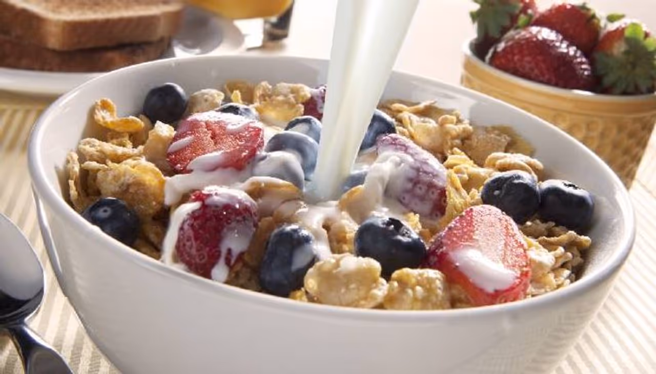 <p>முதலாவதாக எந்த காரணத்தை கொண்டும், சிற்றுண்டி அதாவது காலை ப்ரேக்ஃபாஸ்ட் சாப்பிடுவதை தவிர்த்து விடாதீர்கள்.</p><p><br /> </p> <p>முதலாவதாக எந்த காரணத்தை கொண்டும், சிற்றுண்டி அதாவது காலை ப்ரேக்ஃபாஸ்ட் சாப்பிடுவதை தவிர்த்து விடாதீர்கள்.</p><p><br /> </p>