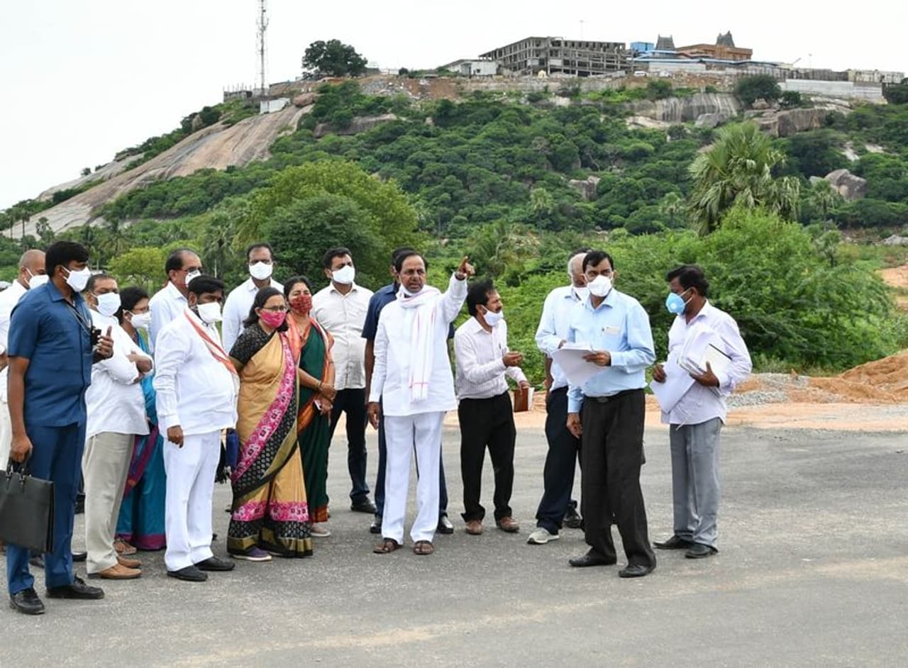 <p>అధికారులకు సూచనలు ఇస్తున్న ముఖ్యమంత్రి కేసీఆర్</p> <p>అధికారులకు సూచనలు ఇస్తున్న ముఖ్యమంత్రి కేసీఆర్</p>