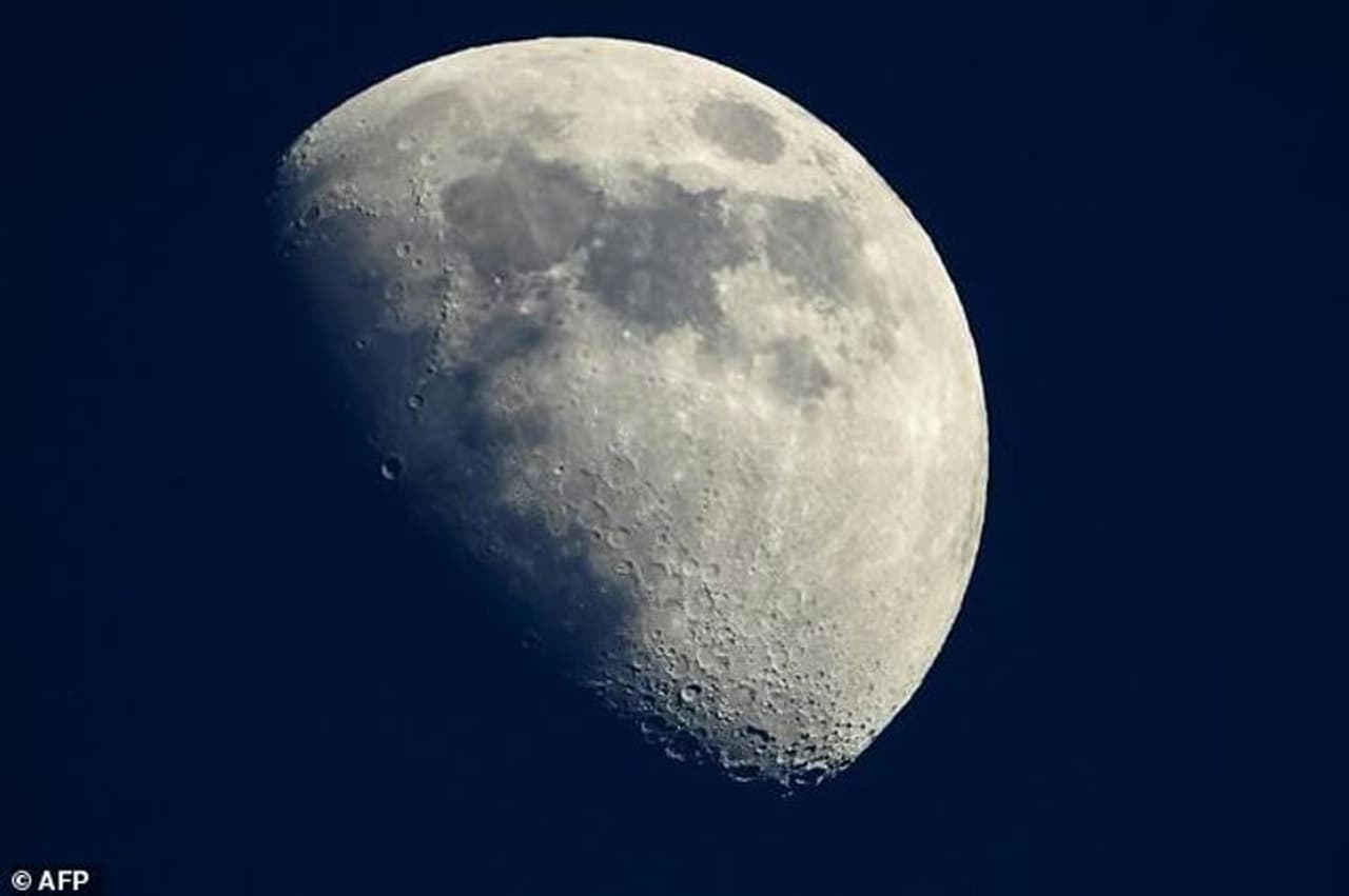 <p>റോബോട്ടിക് ഉപരിതല റോവറുകള്‍ ഉപയോഗിച്ച് ചന്ദ്രനില്‍ നിന്ന് എങ്ങനെ പാറ ശേഖരിക്കും എന്നതിനെക്കുറിച്ച് ബഹിരാകാശ ഏജന്‍സി സ്വകാര്യ കമ്പനികള്‍ക്കു നിര്‍ദേശങ്ങള്‍ നല്‍കുന്നുമുണ്ട്. 50 മുതല്‍ 500 ഗ്രാം വരെ സാമ്പിളുകള്‍ 15,000 മുതല്‍ 25,000 ഡോളര്‍ വരെ വാങ്ങാനാണ് നാസയുടെ പദ്ധതി. അതിനായി മുന്‍കൂര്‍ പണം നല്‍കാനും നാസ റെഡി!</p>