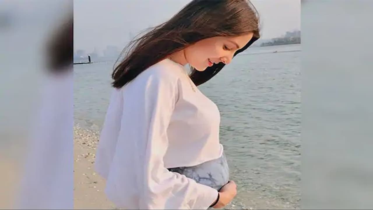 <p> ಅನುಷ್ಕಾ ಬೀಚ್ನಲ್ಲಿ ತೆಗೆಯಿಸಿಕೊಂಡ ತಮ್ಮ ಬೇಬಿ ಬಂಪ್ ಫೋಟೋವನ್ನು ಇನ್ಸ್ಟಾಗ್ರಾಮ್ನಲ್ಲಿ ಹಂಚಿಕೊಂಡಿದ್ದಾರೆ. </p> <p> ಅನುಷ್ಕಾ ಬೀಚ್ನಲ್ಲಿ ತೆಗೆಯಿಸಿಕೊಂಡ ತಮ್ಮ ಬೇಬಿ ಬಂಪ್ ಫೋಟೋವನ್ನು ಇನ್ಸ್ಟಾಗ್ರಾಮ್ನಲ್ಲಿ ಹಂಚಿಕೊಂಡಿದ್ದಾರೆ. </p>