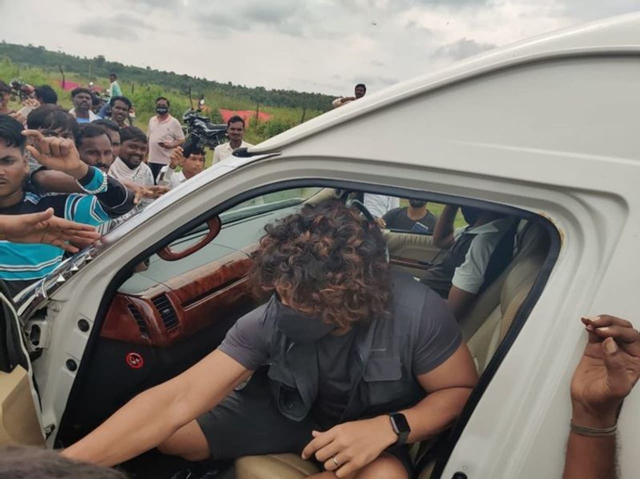 <p> ఈ ఫొటోలు చూస్తే..రింగులు తిరిగిన జుట్టు… మాసిన గడ్డం… కండలతో అల్లు అర్జున్ మాస్ లుక్ అదిరిపోయింది. ఈ లుక్ పుష్ప సినిమా కోసం అని తెలుస్తోంది.</p> <p> ఈ ఫొటోలు చూస్తే..రింగులు తిరిగిన జుట్టు… మాసిన గడ్డం… కండలతో అల్లు అర్జున్ మాస్ లుక్ అదిరిపోయింది. ఈ లుక్ పుష్ప సినిమా కోసం అని తెలుస్తోంది.</p>