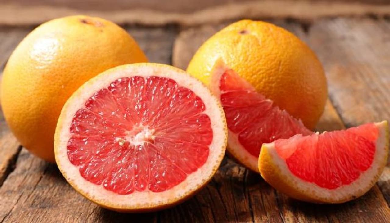 <p>ചെറുമധുരനാരങ്ങയാണ് (ഗ്രേപ്പ് ഫ്രൂട്ട്) ഈ പട്ടികയിലെ ഒന്നാമന്‍. ആന്‍റിഓക്സിഡന്‍റുകളും ഫൈബറും ധാരാളം അടങ്ങിയ, കലോറി വളരെ കുറഞ്ഞ മധുരനാരങ്ങ ഡയറ്റില്‍ ഉള്‍പ്പെടുത്തുന്നത് ശരീരഭാരം കുറയ്ക്കാന്‍ സഹായിക്കും. വിറ്റാമിന്‍ സി ധാരാളം അടങ്ങിയ ചെറുമധുരനാരങ്ങ പ്രതിരോധശേഷി വര്‍ധിപ്പിക്കുകയും കുടവയര്‍ കുറയ്ക്കുകയും ചെയ്യും.&nbsp;</p>