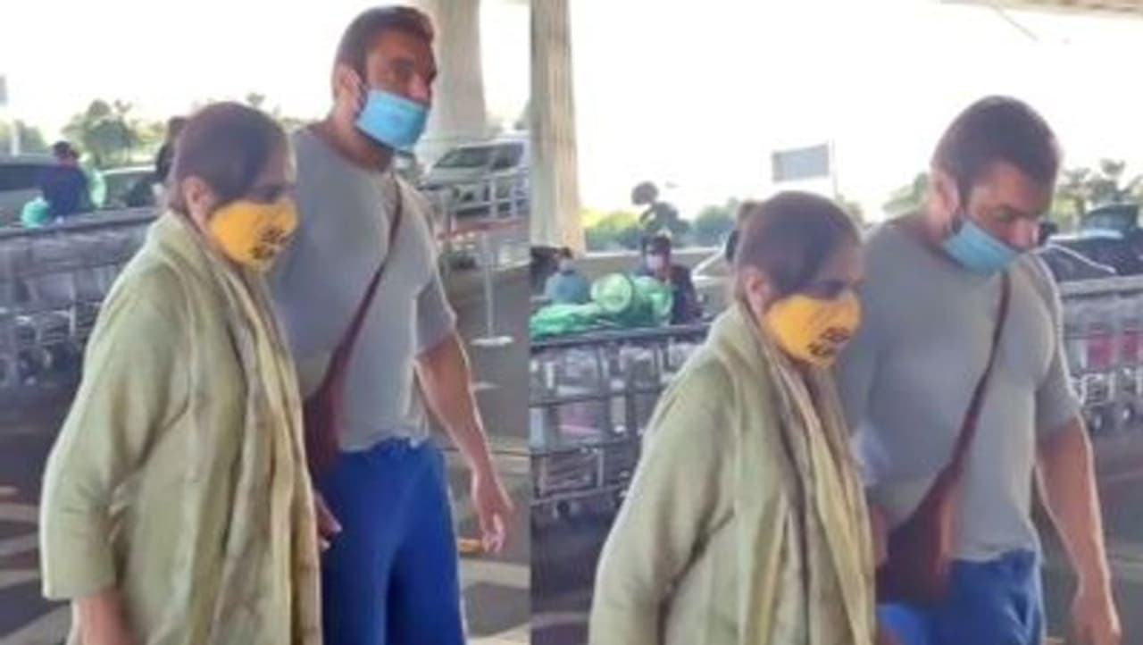 <p>ವಾಸ್ತವವಾಗಿ, ಸಲ್ಮಾನ್ ಸಹೋದರಿ ಅರ್ಪಿತಾ ಖಾನ್ರ ಕೆಲವು ಫೋಟೋಗಳು ಮತ್ತು ವೀಡಿಯೊಗಳು ಸೋಷಿಯಲ್ ಮೀಡಿಯಾದಲ್ಲಿ ವೈರಲ್ ಆಗುತ್ತಿದೆ. ಇದರಲ್ಲಿ ಅವರು ಮುಂಬೈ ವಿಮಾನ ನಿಲ್ದಾಣದಲ್ಲಿ ಮಕ್ಕಳೊಂದಿಗೆ ಕಾಣಿಸಿಕೊಂಡಿದ್ದಾರೆ. ಅರ್ಪಿತಾ ಖಾನ್ ಮಾತ್ರವಲ್ಲದೆ, ಸೋಹೈಲ್ ಖಾನ್ ಮತ್ತು ತಾಯಿ ಸಲ್ಮಾ ಕೂಡ ವಿಮಾನ ನಿಲ್ದಾಣದ ಒಳಗೆ ಹೋಗುತ್ತಿರುವುದು ಕಂಡುಬಂದಿದೆ.</p> <p>ವಾಸ್ತವವಾಗಿ, ಸಲ್ಮಾನ್ ಸಹೋದರಿ ಅರ್ಪಿತಾ ಖಾನ್ರ ಕೆಲವು ಫೋಟೋಗಳು ಮತ್ತು ವೀಡಿಯೊಗಳು ಸೋಷಿಯಲ್ ಮೀಡಿಯಾದಲ್ಲಿ ವೈರಲ್ ಆಗುತ್ತಿದೆ. ಇದರಲ್ಲಿ ಅವರು ಮುಂಬೈ ವಿಮಾನ ನಿಲ್ದಾಣದಲ್ಲಿ ಮಕ್ಕಳೊಂದಿಗೆ ಕಾಣಿಸಿಕೊಂಡಿದ್ದಾರೆ. ಅರ್ಪಿತಾ ಖಾನ್ ಮಾತ್ರವಲ್ಲದೆ, ಸೋಹೈಲ್ ಖಾನ್ ಮತ್ತು ತಾಯಿ ಸಲ್ಮಾ ಕೂಡ ವಿಮಾನ ನಿಲ್ದಾಣದ ಒಳಗೆ ಹೋಗುತ್ತಿರುವುದು ಕಂಡುಬಂದಿದೆ.</p>