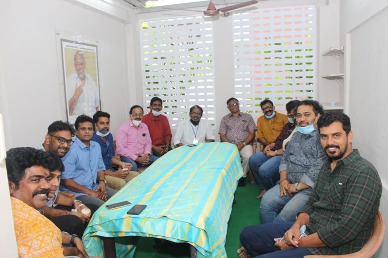 <p>நடிகர் விஷால் தலைமையில் செயல்பட்டு வந்த தமிழ் திரைப்பட தயாரிப்பாளர்கள் சங்கத்தின் தேர்தல் தொடர்பான வழக்கு நீதிமன்றத்தில் நிலுவையில் உள்ளது. அதனால் அந்த சங்கம் தொடர்பான பணிகள் அனைத்தும் முடக்கத்தில் உள்ளன. </p> <p>நடிகர் விஷால் தலைமையில் செயல்பட்டு வந்த தமிழ் திரைப்பட தயாரிப்பாளர்கள் சங்கத்தின் தேர்தல் தொடர்பான வழக்கு நீதிமன்றத்தில் நிலுவையில் உள்ளது. அதனால் அந்த சங்கம் தொடர்பான பணிகள் அனைத்தும் முடக்கத்தில் உள்ளன. </p>