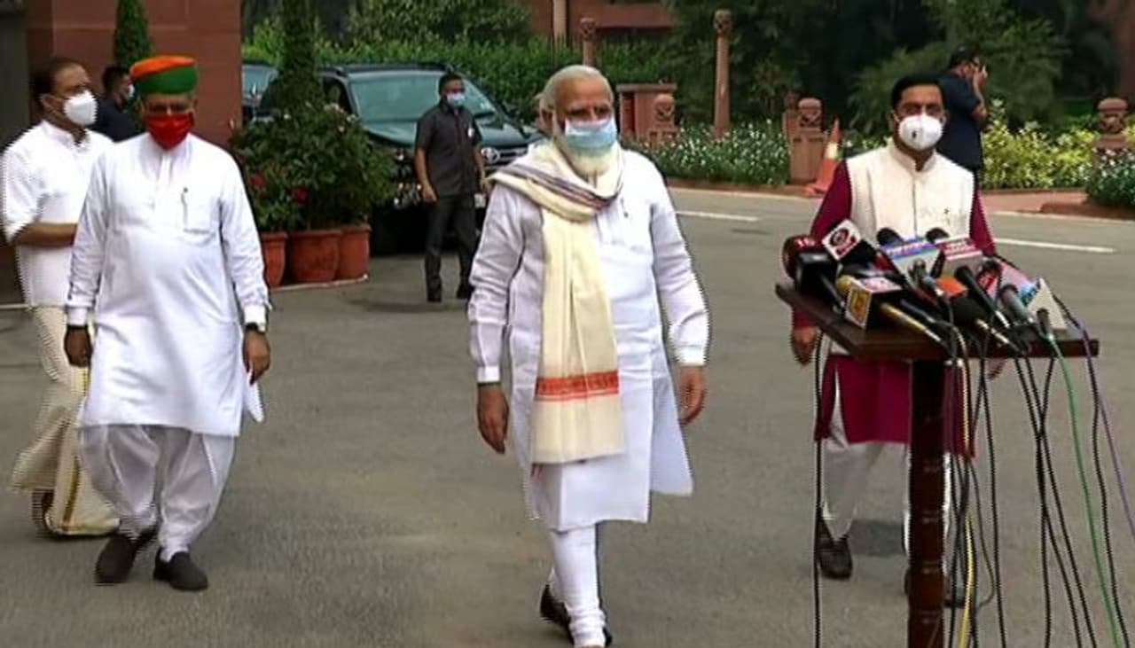 <p>കൊവിഡ് നിയന്ത്രണങ്ങൾ പാലിച്ചേ മതിയാകു, മരുന്ന് കണ്ടെത്തുന്നതുവരെ ഈ പ്രതിസന്ധി തുടരും എന്ന് പ്രധാനമന്ത്രി നരേന്ദ്ര മോദി പറഞ്ഞു. </p> <p>കൊവിഡ് നിയന്ത്രണങ്ങൾ പാലിച്ചേ മതിയാകു, മരുന്ന് കണ്ടെത്തുന്നതുവരെ ഈ പ്രതിസന്ധി തുടരും എന്ന് പ്രധാനമന്ത്രി നരേന്ദ്ര മോദി പറഞ്ഞു. </p>