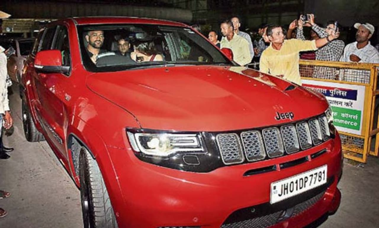 <p>மகேந்திர சிங் தோனி ஜீப் கிராண்ட் செரோகி ட்ராக்ஹாக்</p><p><span style="font size:11.0pt"><span style="line height:115%"><span style="font family:&quot;Latha&quot;,&quot;sans serif&quot;">மகேந்திர</span></span></span> <span style="font size:11.0pt"><span style="line height:115%"><span style="font family:&quot;Latha&quot;,&quot;sans serif&quot;">சிங்</span></span></span> <span style="font size:11.0pt"><span style="line height:115%"><span style="font family:&quot;Latha&quot;,&quot;sans serif&quot;">தோனி</span></span></span> <span style="font size:11.0pt"><span style="line height:115%"><span style="font family:&quot;Latha&quot;,&quot;sans serif&quot;">அண்மையில்</span></span></span> <span style="font size:11.0pt"><span style="line height:115%"><span style="font family:&quot;Latha&quot;,&quot;sans serif&quot;">ஜீப்</span></span></span> <span style="font size:11.0pt"><span style="line height:115%"><span style="font family:&quot;Latha&quot;,&quot;sans serif&quot;">கிராண்ட்</span></span></span> <span style="font size:11.0pt"><span style="line height:115%"><span style="font family:&quot;Latha&quot;,&quot;sans serif&quot;">செரோகி</span></span></span> <span style="font size:11.0pt"><span style="line height:115%"><span style="font family:&quot;Latha&quot;,&quot;sans serif&quot;">ட்ராக்ஹாக்</span></span></span> <span style="font size:11.0pt"><span style="line height:115%"><span style="font family:&quot;Latha&quot;,&quot;sans serif&quot;">காரை</span></span></span> <span style="font size:11.0pt"><span style="line height:115%"><span style="font family:&quot;Latha&quot;,&quot;sans serif&quot;">வாங்கியுள்ளார்</span></span></span><span style="font size:11.0pt"><span style="line height:115%"><span style="font family:&quot;Calibri&quot;,&quot;sans serif&quot;">.&nbsp; CBU </span></span></span><span style="font size:11.0pt"><span style="line height:115%"><span style="font family:&quot;Latha&quot;,&quot;sans serif&quot;">வாகனமான</span></span></span> <span style="font size:11.0pt"><span style="line height:115%"><span style="font family:&quot;Latha&quot;,&quot;sans serif&quot;">இதன்</span></span></span> <span style="font size:11.0pt"><span style="line height:115%"><span style="font family:&quot;Latha&quot;,&quot;sans serif&quot;">விலை</span></span></span><span style="font size:11.0pt"><span style="line height:115%"><span style="font family:&quot;Calibri&quot;,&quot;sans serif&quot;"> 2 </span></span></span><span style="font size:11.0pt"><span style="line height:115%"><span style="font family:&quot;Latha&quot;,&quot;sans serif&quot;">கோடி</span></span></span> <span style="font size:11.0pt"><span style="line height:115%"><span style="font family:&quot;Latha&quot;,&quot;sans serif&quot;">ரூபாய்க்கும்</span></span></span> <span style="font size:11.0pt"><span style="line height:115%"><span style="font family:&quot;Latha&quot;,&quot;sans serif&quot;">அதிகமாகும்</span></span></span><span style="font size:11.0pt"><span style="line height:115%"><span style="font family:&quot;Calibri&quot;,&quot;sans serif&quot;">.&nbsp;</span></span></span></p>