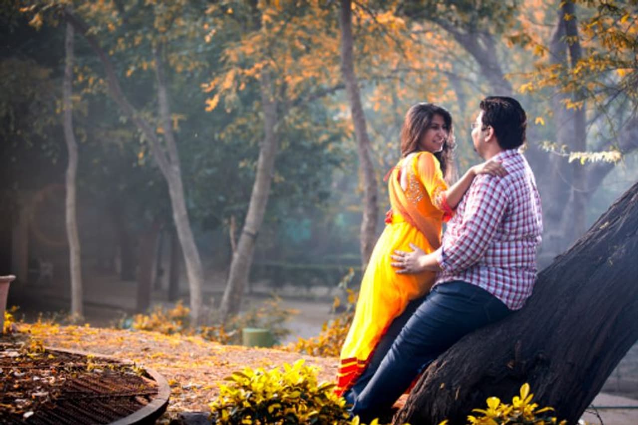 <p>ಹಿಂದೊಂದು ಕಾಲವಿತ್ತು. ಆಕರ್ಷಿತನಾದ ಹುಡುಗಿಗೆ ಹುಡುಗ ಗೀಚಿ ಗೀಚಿ, ಸರಿ ಹೋಗಲಿಲ್ಲವೆಂದು ಹರಿದು ಹಾಕಿ, ಕಡೆಗೊಂದು ಪತ್ರವೊಂದನ್ನು ಕೈಗಿಡುತ್ತಿದ್ದ. ಒಪ್ಪಿದರೆ ಒಪ್ಪುತ್ತಿದ್ದಳು. ಇಲ್ಲವೆಂದರೆ ಇಲ್ಲ. ಅಕಸ್ಮಾತ್ ಒಪ್ಪಿದರೆ ಅಲ್ಲೆಲ್ಲೋ ಕದ್ದು ಮುಚ್ಚಿ ಭೇಟಿಯಾಗುತ್ತಿದ್ದರು. ಮನೆಯವರಿಗೆ ಗೊತ್ತಾಗಿ ಬಿಟ್ಟರೆ ಏನೋ ಅನಾಹುತವಾಗುತ್ತಿದೆ ಎಂದು ಆ ಜೋಡಿಗೆ ಮದುವೆ ಮಾಡಿಸುತ್ತಿದ್ದರು, ಇಲ್ಲ ಹುಡುಗಿಗೆ ಬೇರೆ ಹುಡುಗನೊಂದಿಗೆ ಧಾರೆ ಎರೆದು ಕೊಡುತ್ತಿದ್ದರು. ಒಬ್ಬರಿಗೊಬ್ಬರು ಸುತ್ತಿದ್ದೂ ಇಲ್ಲ, ಅರ್ಥ ಮಾಡಿಕೊಂಡಿದ್ದು ಸೊನ್ನೆ. ದಾಂಪತ್ಯದ ಬಂಧನದೊಳಗೆ ಬಂಧಿಯಾಗುತ್ತಿದ್ದರು. ಆ ಹುಡಿಗಿಯ ಮನಸ್ಸಲ್ಲಿ ಸಾವಿರ ಬೇಗೆ.&nbsp;</p>