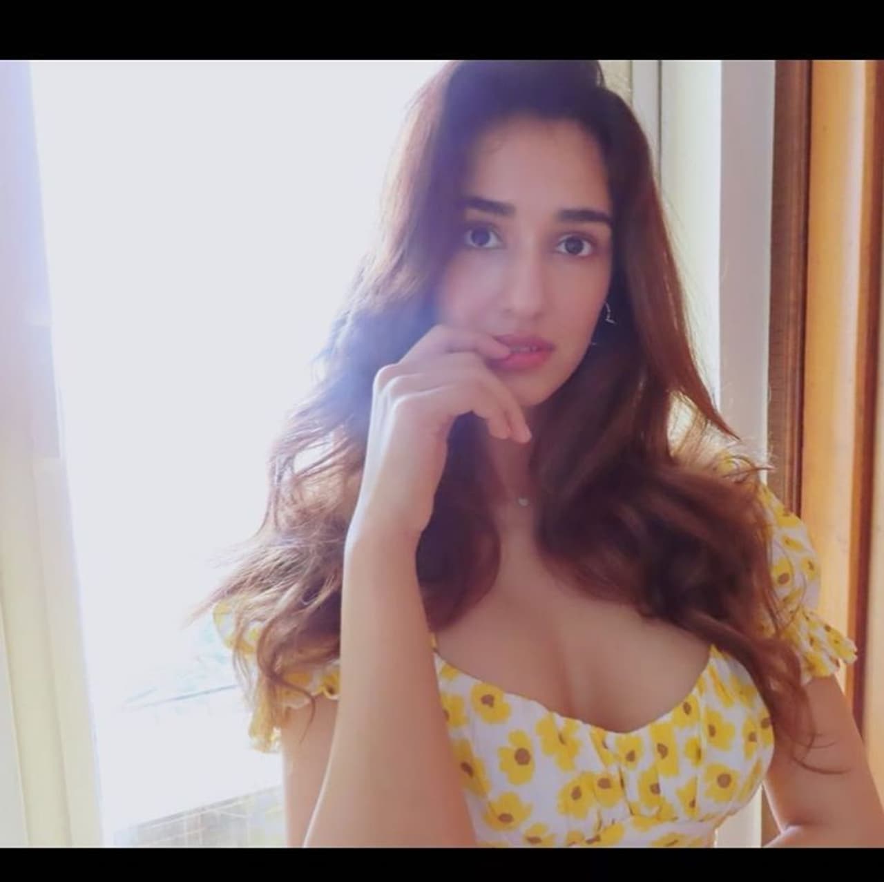 <p>తాజాగా దిశా పటానీ పొద్దుతిరుగుడు పువ్వులతో కూడిన డ్రెస్తో కనువిందు చేస్తుంది. ఓ వైపు ఎద అందాలను, మరోవైపు థై అందాలను చూపిస్తూ నెటిజన్లలో హీటు పెంచుతుంది. </p> <p>తాజాగా దిశా పటానీ పొద్దుతిరుగుడు పువ్వులతో కూడిన డ్రెస్తో కనువిందు చేస్తుంది. ఓ వైపు ఎద అందాలను, మరోవైపు థై అందాలను చూపిస్తూ నెటిజన్లలో హీటు పెంచుతుంది. </p>