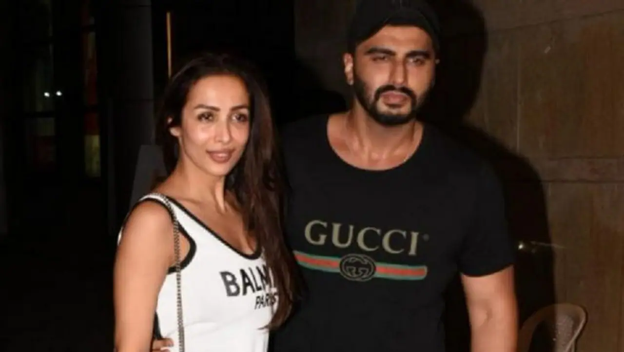 <p>ಅರ್ಜುನ್ ಕಪೂರ್ ಮತ್ತು ಮಲೈಕಾ ಅರೋರಾ ಕಳೆದ ವರ್ಷ ತಮ್ಮ &nbsp;ಸುಂದರ ಫೋಟೋಗಳನ್ನು ಹಂಚಿಕೊಳ್ಳುವ ಮೂಲಕ ಮತ್ತು ಸಾರ್ವಜನಿಕವಾಗಿ ಕೈ ಕೈ ಹಿಡಿದು ನೆಡೆಯುವ ಮೂಲಕ ನಡೆಯುವ ಮೂಲಕ ತಮ್ಮ ಸಂಬಂಧವನ್ನು ಸಾರ್ವಜನಿಕಗೊಳಿಸಿದರು.</p>