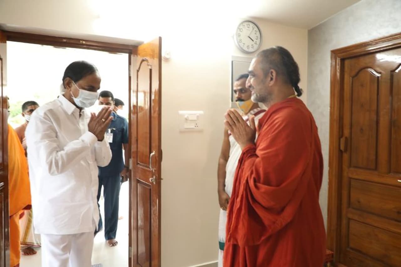 <p>పరామర్శించడానికి వచ్చిన సీఎం కేసీఆర్ ను ఆహ్వానిస్తున్న చినజియర్ స్వామి </p> <p>పరామర్శించడానికి వచ్చిన సీఎం కేసీఆర్ ను ఆహ్వానిస్తున్న చినజియర్ స్వామి </p>