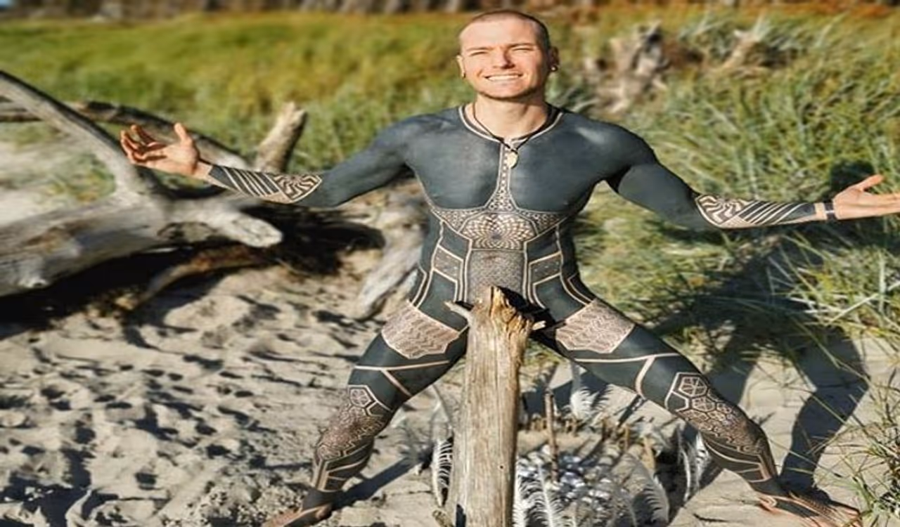 <p>ಬರ್ಲಿಲ್ನಲ್ಲಿ ವಾಸಿಸುತ್ತಿರುವ ಪಾಲ್ ಎಂಬ ಅಚ್ಚೆ ಕಲಾವಿದನ ಫೋಟೋಸ್ ಸೋಷಿಯಲ್ ಮೀಡಿಯಾದಲ್ಲಿ ಸುದ್ದಿ ಮಾಡುತ್ತಿದೆ. ಇವನ ಕ್ರೇಜಿಗೆ ಜನರು ಮೂಕ ವಿಸ್ಮಿತರಾಗಿದ್ದಾರೆ. </p> <p>ಬರ್ಲಿಲ್ನಲ್ಲಿ ವಾಸಿಸುತ್ತಿರುವ ಪಾಲ್ ಎಂಬ ಅಚ್ಚೆ ಕಲಾವಿದನ ಫೋಟೋಸ್ ಸೋಷಿಯಲ್ ಮೀಡಿಯಾದಲ್ಲಿ ಸುದ್ದಿ ಮಾಡುತ್ತಿದೆ. ಇವನ ಕ್ರೇಜಿಗೆ ಜನರು ಮೂಕ ವಿಸ್ಮಿತರಾಗಿದ್ದಾರೆ. </p>