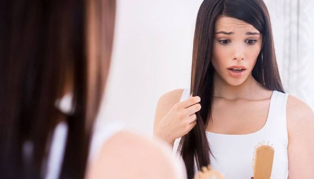 <p>&nbsp;</p><p>സ്ത്രീകളിലാണെങ്കില്‍ ഗര്‍ഭിണിയാകുമ്പോഴോ, പ്രസവത്തെ തുടര്‍ന്നോ, ഗര്‍ഭനിരോധന ഗുളികകള്‍ പതിവായി കഴിക്കുമ്പോഴോ, ആകര്‍ത്തവ വിരാമത്തെ തുടര്‍ന്നോ എല്ലാം മുടി കൊഴിച്ചില്‍ സംഭവിക്കാറുണ്ട്. ഇത് ഹോര്‍മോണ്‍ വ്യതിയാനങ്ങളെ തുടര്‍ന്നുണ്ടാകുന്ന മാറ്റമാണ്. ഗര്‍ഭാവസ്ഥയിലും പ്രസവശേഷവും ഉണ്ടാകുന്ന മുടി കൊഴിച്ചില്‍ ക്രമേണ പരിഹരിക്കപ്പെടേണ്ടതാണ്.&nbsp;</p><p>&nbsp;</p>