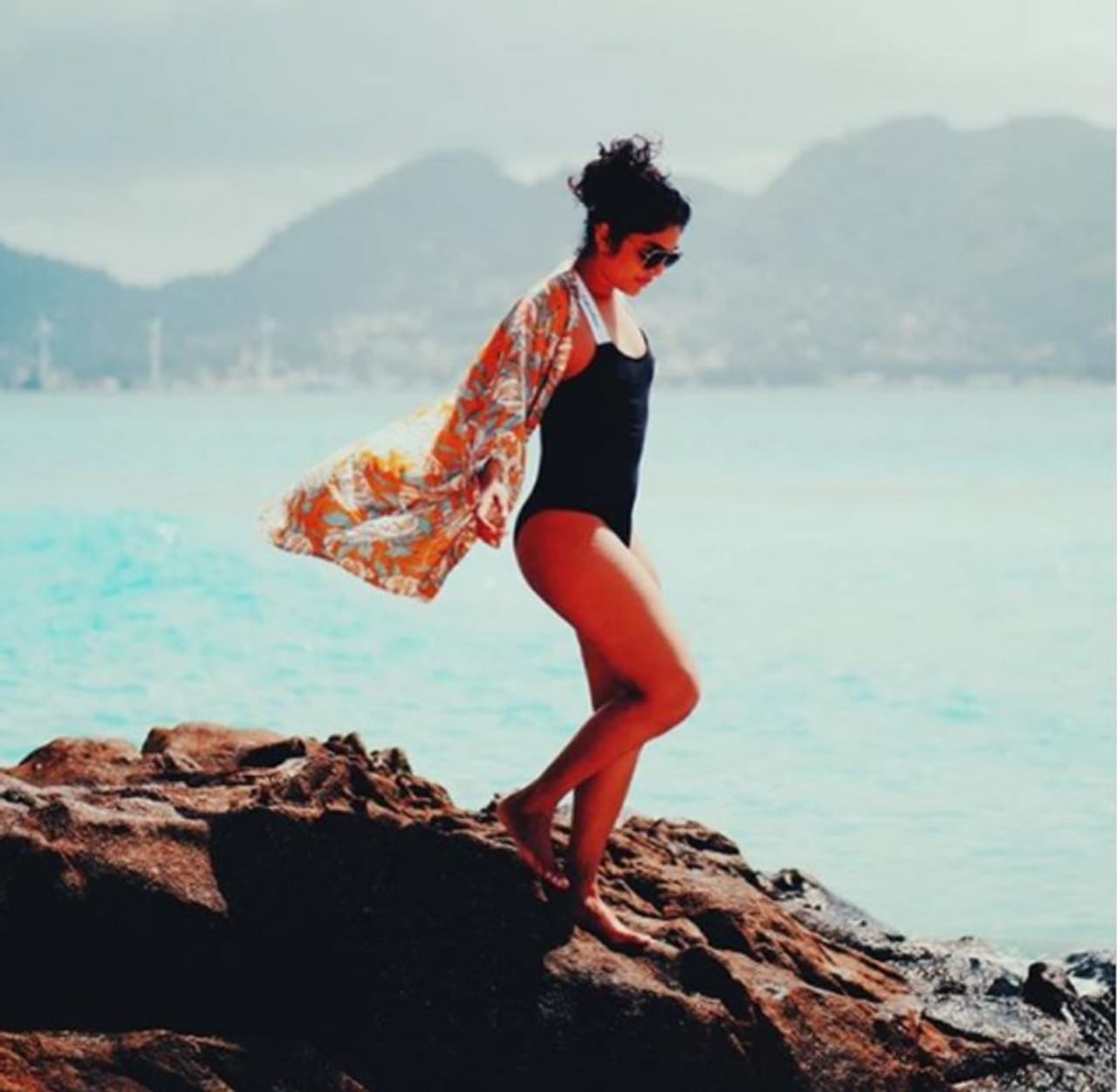 <p>'അത്ഭുതം അത്ഭുതം സ്ത്രീകള്‍ക്ക് കാലുണ്ടത്രേ'&nbsp;എന്ന കുറിപ്പോടെയാണ് ബിക്കിനി ധരിച്ചുള്ള ചിത്രം റിമ പങ്കുവച്ചത്.&nbsp;</p>