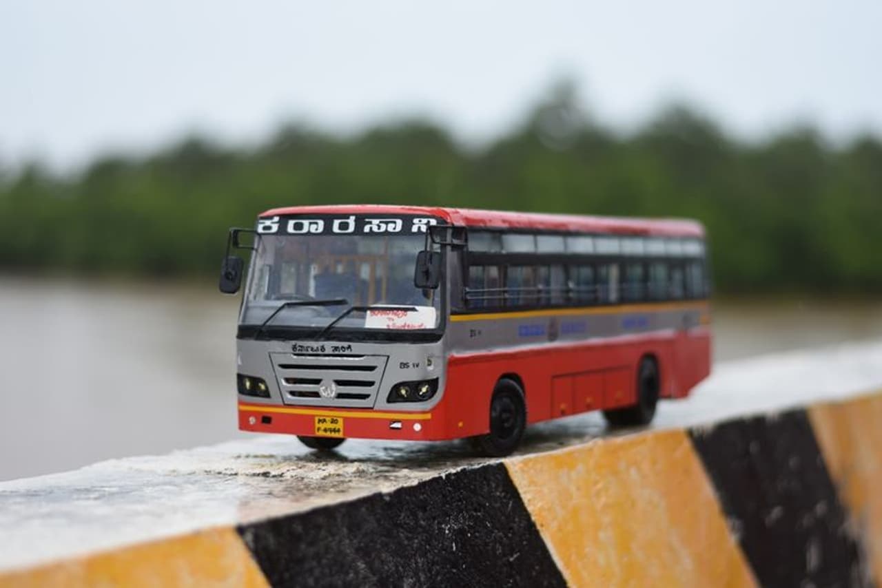 <p>ಕಳೆದೊಂದು ವಾರದಿಂದ ಹೆಮ್ಮಾಡಿ ಭಾಗದಲ್ಲಿ ಕರ್ನಾಟಕ ಸಾರಿಗೆ ಸಂಸ್ಥೆಯ ಐರಾವತ ಹಾಗೂ ವೇಗದೂತ ಬಸ್‌ ಭಾರಿ ಸುದ್ದಿಯಲ್ಲಿದೆ. ಬಸ್‌ ನೋಡಿ ಖುಷಿಪಟ್ಟಈ ಭಾಗದ ಜನರು ಬಸ್‌ ಜೊತೆಗೆ ಸೆಲ್ಫಿ ಕ್ಲಿಕ್ಕಿಸಿಕೊಂಡು ಸಾಮಾಜಿಕ ಜಾಲತಾಣಗಳಲ್ಲಿ ಫೋಟೋಗಳನ್ನು ಹಂಚಿಕೊಳ್ಳುತ್ತಿದ್ದಾರೆ.</p>