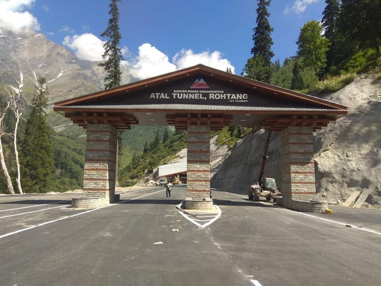 <p>ലോകത്തിലെ ഏറ്റവും ഉയരം കൂടിയ ഹിമാലയ പര്‍വ്വതത്തിലാണ് ലോകത്തിലെ സഞ്ചാരയോഗ്യമായ ഏറ്റവും ഉയരത്തിലുള്ള ചുരമായ റോഹ്താംഗ് പാസ് സ്ഥിതി ചെയ്യുന്നത്. സമുദ്ര നിരപ്പില്‍ നിന്നും 13,000 അടിക്ക് മുകളില്‍ പിര്‍ പഞ്ചാല്‍ മലനിരകളില്‍ ഉള്ള റോഹ്താംഗ് പാസ് മണാലിയെയും ലാഹോള്‍ സ്‍പിറ്റി വാലിയെയും ബന്ധിപ്പിക്കുന്നു.&nbsp;</p>