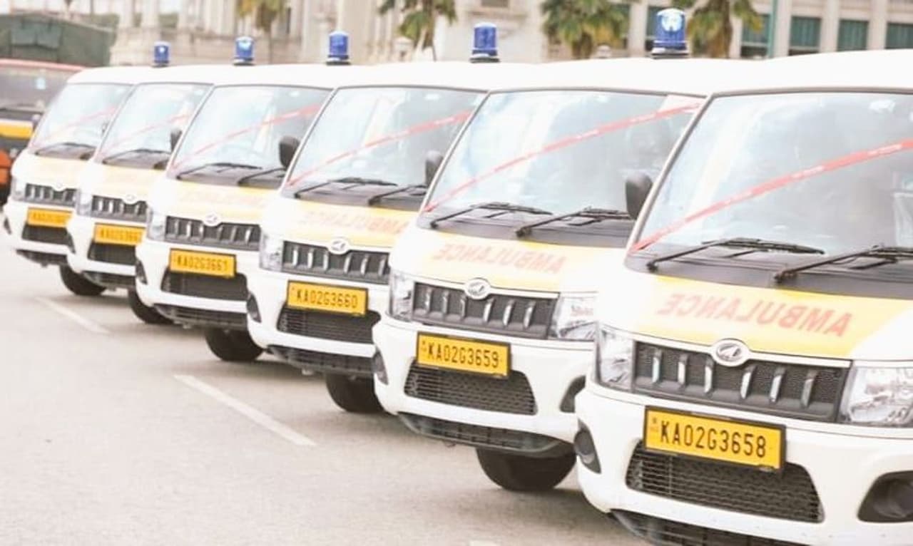 <p>ಕೋವಿಡ್ 19 ನಿರ್ಮೂಲನೆಗಾಗಿ ಅವಿರತವಾಗಿ ಹೋರಾಡುತ್ತಿರುವ ರಾಜ್ಯ ಸರ್ಕಾರ ಹಾಗೂ ಆರೋಗ್ಯ ಇಲಾಖೆಗೆ ಜೀ ಕನ್ನಡ ವಾಹಿನಿ ವತಿಯಿಂದ ದೇಣಿಗೆ ನೀಡಲಾದ 20 ಆಂಬ್ಯುಲೆನ್ಸ್,</p> <p>ಕೋವಿಡ್ 19 ನಿರ್ಮೂಲನೆಗಾಗಿ ಅವಿರತವಾಗಿ ಹೋರಾಡುತ್ತಿರುವ ರಾಜ್ಯ ಸರ್ಕಾರ ಹಾಗೂ ಆರೋಗ್ಯ ಇಲಾಖೆಗೆ ಜೀ ಕನ್ನಡ ವಾಹಿನಿ ವತಿಯಿಂದ ದೇಣಿಗೆ ನೀಡಲಾದ 20 ಆಂಬ್ಯುಲೆನ್ಸ್,</p>