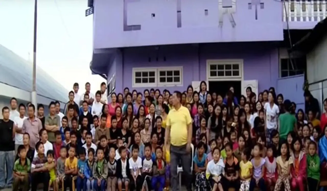 <p>ಭಾರತದ ಮಿಜೋರಾಂನಲ್ಲಿರುವ ಜಿಯೋನಾ ಚಾನಾ ವಿಶ್ವದ ಅತಿದೊಡ್ಡ ಕುಟುಂಬವೆಂಬ ಹೆಗ್ಗಳಿಕೆಗೆ ಪಾತ್ರವಾಗಿದೆ.&nbsp;ಜಿಯೋನಾ ಅವರಿಗೆ 39 ಹೆಂಡತಿಯರು ಹಾಗೂ 94 ಮಕ್ಕಳಿದ್ದಾರೆ. 4 ಸೊಸೆಯಂದಿರು ಮತ್ತು 33 ಮೊಮ್ಮಕ್ಕಳನ್ನು ಒಳಗೊಂಡಿರುವ ಈ ಕುಟುಂಬದಲ್ಲಿ ಒಟ್ಟು 181 ಸದಸ್ಯರಿದ್ದಾರೆ.</p>