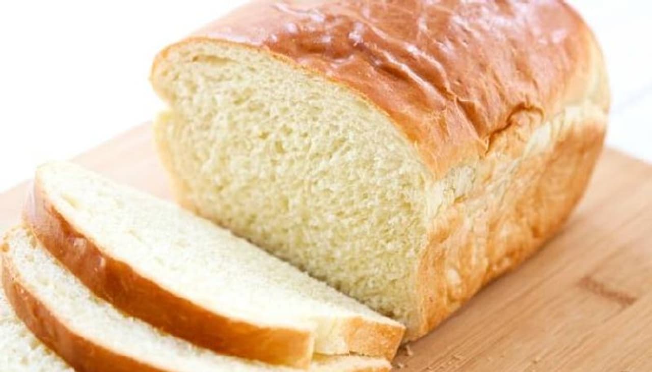 <p>വൈറ്റ് ബ്രഡാണ് ഈ പട്ടികയിലെ ഒന്നാമന്‍. ഉയര്‍ന്ന 'ഗ്ലൈസെമിക്' സൂചികയുള്ള ഇവ രക്തത്തിലെ പഞ്ചസാരയുടെ അളവിനെ കൂട്ടാം. അതിനാല്‍ പ്രമേഹ രോഗികള്‍ വൈറ്റ് ബ്രഡ് ഡയറ്റില്‍ നിന്നും ഒഴിവാക്കുകയാണ് നല്ലത്.&nbsp;</p>