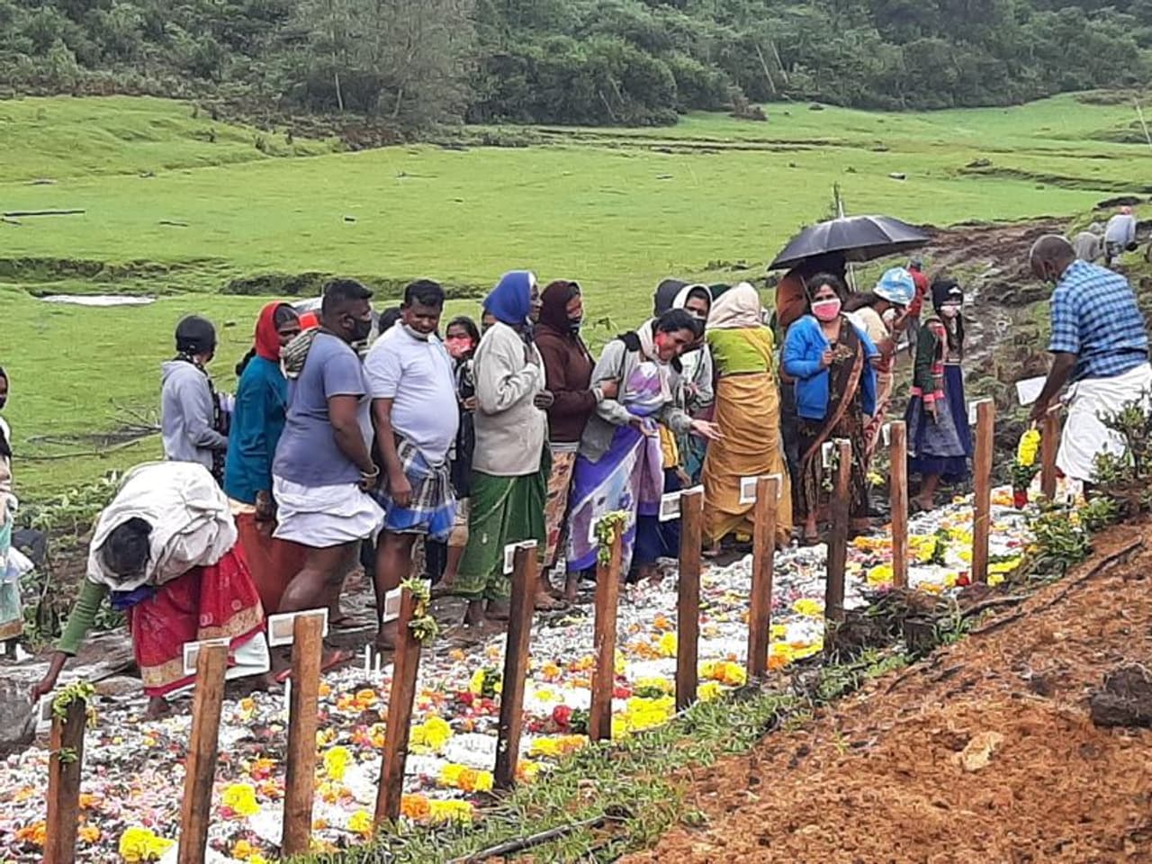 <p>പെട്ടിമുടി ദുരന്തത്തിൽ മരിച്ചവരുടെ 41 ാം ചരമ ദിനത്തിൽ, രാജമലയിലെ കുഴിമാടത്തിൽ സർവ്വ മത പ്രാർത്ഥന നടന്നപ്പോള്.</p> <p>പെട്ടിമുടി ദുരന്തത്തിൽ മരിച്ചവരുടെ 41 ാം ചരമ ദിനത്തിൽ, രാജമലയിലെ കുഴിമാടത്തിൽ സർവ്വ മത പ്രാർത്ഥന നടന്നപ്പോള്.</p>