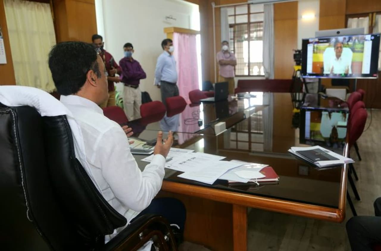 <p>ಬೆಂಗಳೂರು ಉತ್ತರ ವಿಶ್ವವಿದ್ಯಾಲಯ ಸಹಯೋಗದಲ್ಲಿ ಬೆಂಗಳೂರು ಶೈಕ್ಷಣಿಕ ಮತ್ತು ಸಾಮಾಜಿಕ ಅಧ್ಯಯನ ಕೇಂದ್ರದಲ್ಲಿ ಮಂಗಳವಾರ ಹಮ್ಮಿಕೊಂಡಿದ್ದ ನೂತನ ರಾಷ್ಟ್ರೀಯ ಶಿಕ್ಷಣ ನೀತಿ ಜಾರಿ ಕುರಿತ ರಾಷ್ಟ್ರೀಯ ಸಮ್ಮೇಳನವನ್ನು ಉದ್ಘಾಟಿಸಿದ ಅಶ್ವತ್ಥ ನಾರಾಯಣ </p> <p>ಬೆಂಗಳೂರು ಉತ್ತರ ವಿಶ್ವವಿದ್ಯಾಲಯ ಸಹಯೋಗದಲ್ಲಿ ಬೆಂಗಳೂರು ಶೈಕ್ಷಣಿಕ ಮತ್ತು ಸಾಮಾಜಿಕ ಅಧ್ಯಯನ ಕೇಂದ್ರದಲ್ಲಿ ಮಂಗಳವಾರ ಹಮ್ಮಿಕೊಂಡಿದ್ದ ನೂತನ ರಾಷ್ಟ್ರೀಯ ಶಿಕ್ಷಣ ನೀತಿ ಜಾರಿ ಕುರಿತ ರಾಷ್ಟ್ರೀಯ ಸಮ್ಮೇಳನವನ್ನು ಉದ್ಘಾಟಿಸಿದ ಅಶ್ವತ್ಥ ನಾರಾಯಣ </p>