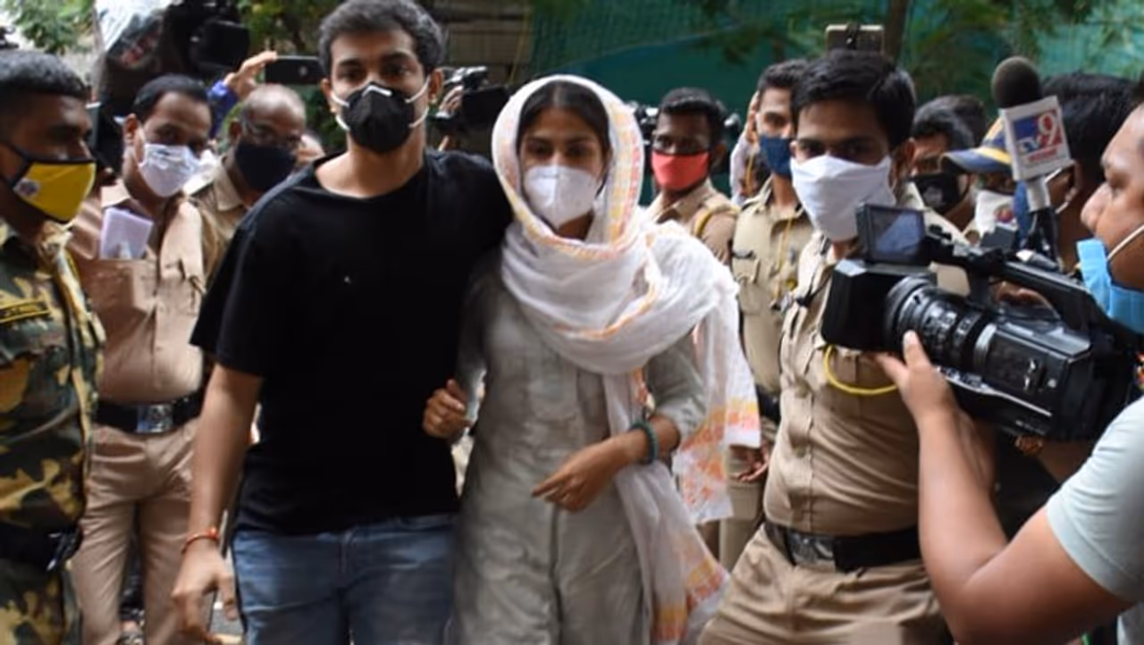 <p>பாலிவுட்டில் போதைப் பொருள் விவகாரம் விஸ்வரூபம் எடுக்கத் தொடங்கியிருக்கிறது. இந்தி திரையுலகின் முன்னணி இளம் நடிகராக வலம் வந்த சுஷாந்த் சிங் ராஜ்புட் மும்பையில் உள்ள தனது இல்லத்தில் தூக்கிட்டு தற்கொலை செய்து கொண்டார். <br /> </p> <p>பாலிவுட்டில் போதைப் பொருள் விவகாரம் விஸ்வரூபம் எடுக்கத் தொடங்கியிருக்கிறது. இந்தி திரையுலகின் முன்னணி இளம் நடிகராக வலம் வந்த சுஷாந்த் சிங் ராஜ்புட் மும்பையில் உள்ள தனது இல்லத்தில் தூக்கிட்டு தற்கொலை செய்து கொண்டார். <br /> </p>