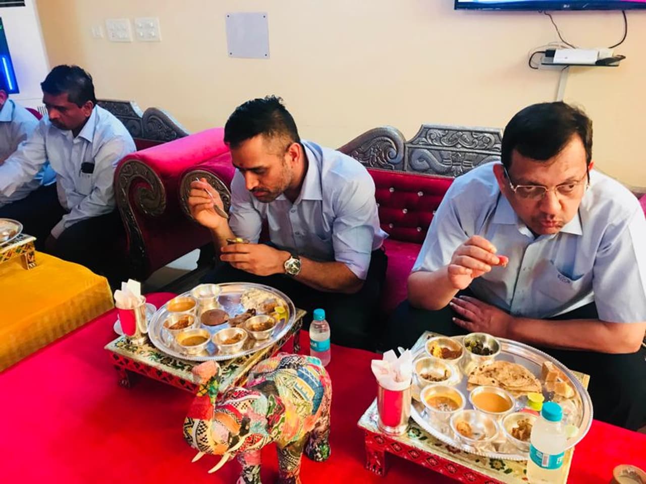 <p style="margin bottom: 11px;">தோனி</p><p style="margin bottom: 11px;"><br />முன்னாள் இந்திய கேப்டன் அணியின் இன்னொரு உணவுக்காரர். கோழியுடன் தொடர்புடைய ஒவ்வொரு விஷயத்தையும் தோனி விரும்புகிறார், அது கபாப் முதல் சிக்கன் வெண்ணெய் மசாலா வரை சிக்கன் டிக்கா பிட்சா என்பது அவருக்கு பிடித்த உணவு வகையின் கீழ் வருகிறது. எம்.எஸ்.தோனி தனது டிவிட்டர் பயோவில் சிக்கன் பட்டர் மசாலா பற்றிக் குறிப்பிட்டுள்ளார்..</p> <p style="margin bottom: 11px;">தோனி</p><p style="margin bottom: 11px;"><br />முன்னாள் இந்திய கேப்டன் அணியின் இன்னொரு உணவுக்காரர். கோழியுடன் தொடர்புடைய ஒவ்வொரு விஷயத்தையும் தோனி விரும்புகிறார், அது கபாப் முதல் சிக்கன் வெண்ணெய் மசாலா வரை சிக்கன் டிக்கா பிட்சா என்பது அவருக்கு பிடித்த உணவு வகையின் கீழ் வருகிறது. எம்.எஸ்.தோனி தனது டிவிட்டர் பயோவில் சிக்கன் பட்டர் மசாலா பற்றிக் குறிப்பிட்டுள்ளார்..</p>