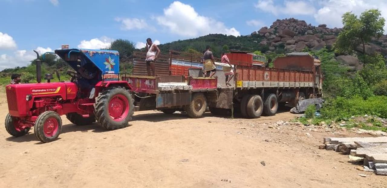 <p>ಯುನೆಸ್ಕೋ ವ್ಯಾಪ್ತಿಗೆ &nbsp;4 ಗ್ರಾಮ ಪಂಚಾಯಿತಿಗಳು ಸೇರಿದಂತೆ 14 ಗ್ರಾಮಗಳು ಬರುತ್ತಿದ್ದು, ಈ ಪ್ರದೇಶದಲ್ಲಿ ಯಾವುದೇ ರೀತಿಯ ಗಣಿಗಾರಿಕೆ ಮತ್ತು ಕಟ್ಟಡಗಳನ್ನು ನಿಮಿ೯ಸ ಬಾರದೆಂದು ಯುನೆಸ್ಕೋ ಕಟ್ಟು ನಿಟ್ಟಿನ ಆದೇಶ ನೀಡಿದೆ. ಆದರೆ ಮಲ್ಲಾಪುರ ಗ್ರಾಮದ ಕೆಲ ಸ್ಥಳೀಯರು ಆಕ್ರಮವಾಗಿ ಲಕ್ಷಾಂತರ ರುಪಾಯಿಗಳ ಕಲ್ಲುಗಣಿಗಾರಿಕೆ ಪ್ರಾರಂಭಿಸಿದ್ದರಿಂದ &nbsp;ಯುನೆಸ್ಕೋ ಆದೇಶಕ್ಕೆ ಬೆಲೆ ಇಲ್ಲದಂತಾಗಿದೆ. ಆಕ್ರಮವಾಗಿ &nbsp;ಕಟ್ಟಡಗಳನ್ನು ನಿರ್ಮಿಸಿದ್ದ ವಿರಪಾಪುರ ಗಡ್ಡೆ ಸೇರಿದಂತೆ ಕೆಲ ಗ್ರಾಮಗಳಲ್ಲಿ &nbsp;ಹಂಪಿ ಪ್ರಾಧಿಕಾರ ಮತ್ತು ಜಿಲ್ಲಾಡಳಿತ ಕಟ್ಟಡಗಳನ್ನು ತೆರವುಗೊಳಿಸಿತ್ತು. ಈಗ ಮತ್ತೆ ಕೆಲವರು ಆಕ್ರಮ ಗಣಿಗಾರಿಕೆ ಪ್ರಾರಂಭಿಸಿದ್ದರಿಂದ ವಿಜಯನಗರದ ಕುರುಗಳಿಗೆ ಧಕ್ಕೆ ಉಂಟಾಗಿದೆ.</p>