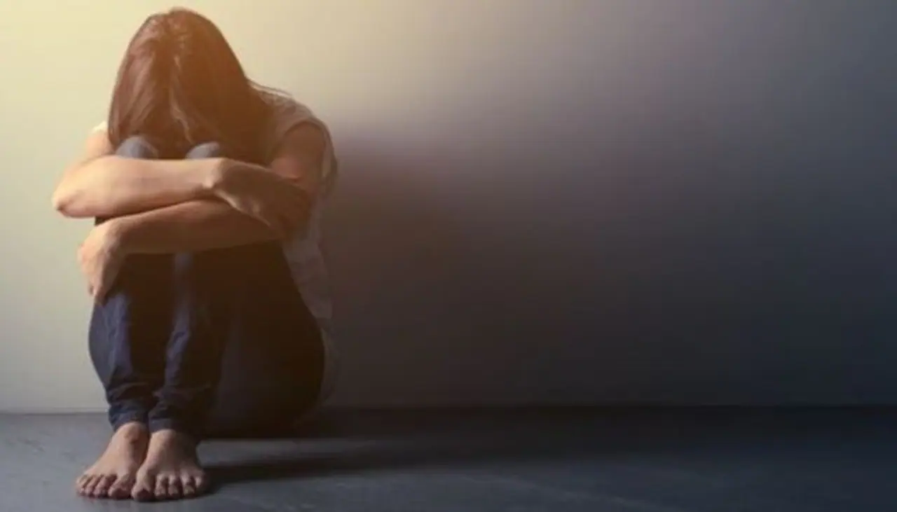 <p>ವಿಜ್ಞಾನಿಗಳ ಪ್ರಕಾರ, ಪ್ರತಿ 5 ಬ್ರಿಟಿಷರಲ್ಲಿ ಒಬ್ಬರು ಖಿನ್ನತೆ ಅಥವಾ ಆತಂಕದಿಂದ ಬಳಲುತ್ತಿದ್ದಾರೆ. ಆಲಸ್ಯ, ಆಯಾಸ ಮತ್ತು ನಿದ್ರಾಹೀನತೆಯಂತಹ ಲಕ್ಷಣಗಳು ಇವುಗಳಲ್ಲಿ ಸೇರಿವೆ.</p>