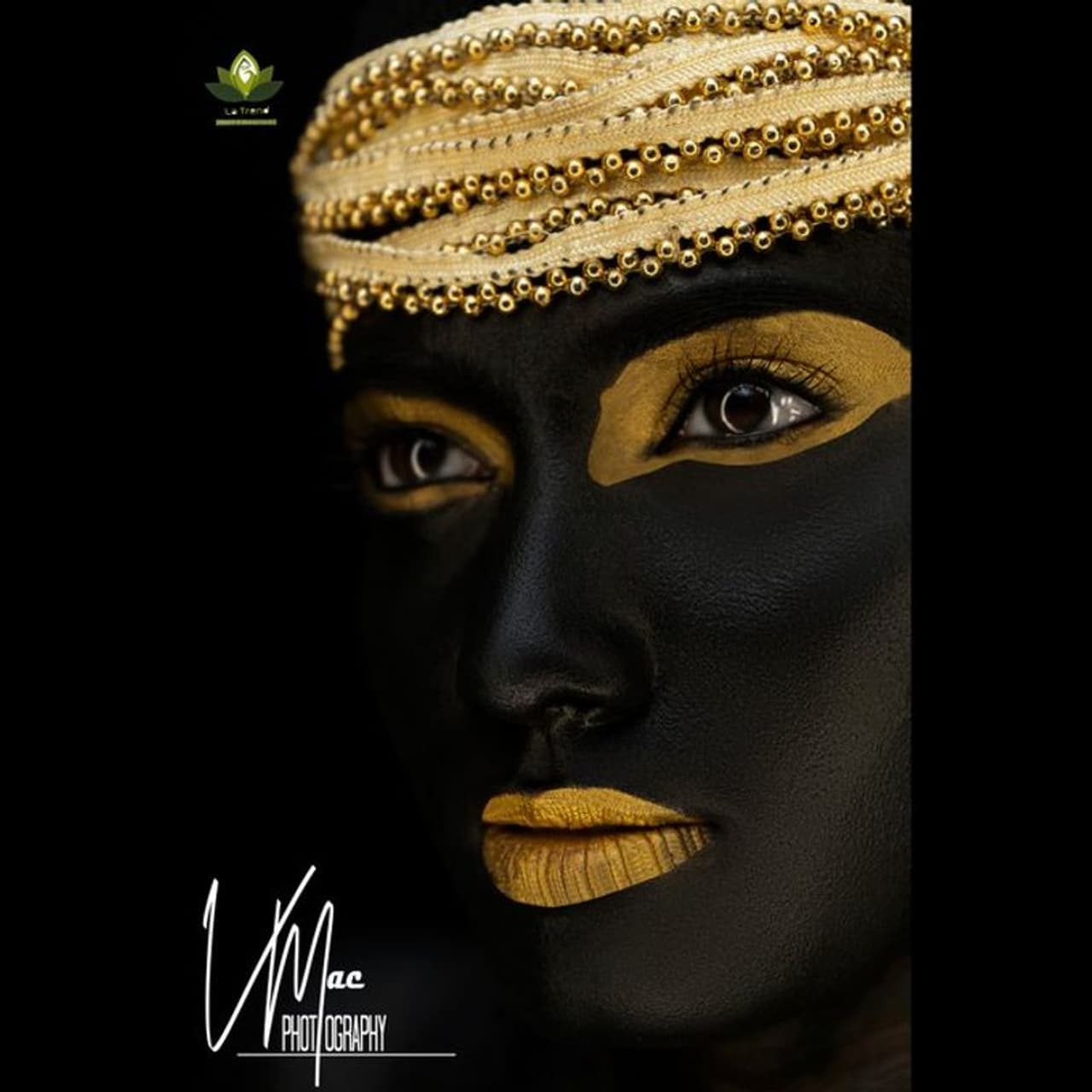 <p>மூஞ்சி முழுவதும் கருப்பு கண்ணு ரெண்டு மட்டும் தங்க நிறத்தில் ஜொலிக்குதே..</p> <p>மூஞ்சி முழுவதும் கருப்பு கண்ணு ரெண்டு மட்டும் தங்க நிறத்தில் ஜொலிக்குதே..</p>