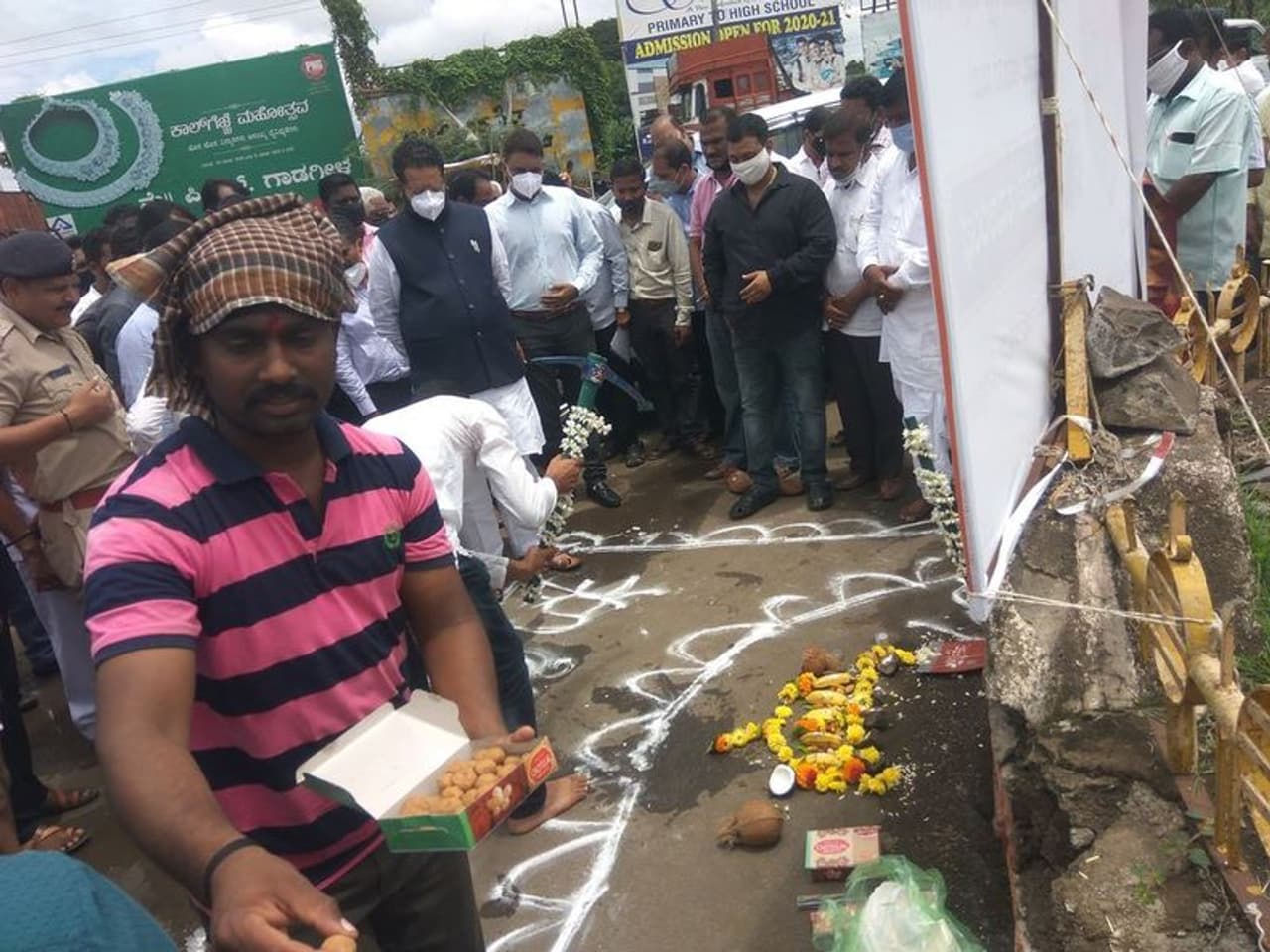 <p>ಮಂಗಳವಾರ ನಗರದ ವಾರ್ಡ್ ನಂ.22ರ ವ್ಯಾಪ್ತಿಯಲ್ಲಿರುವ ಸಂಗೊಳ್ಳಿ ರಾಯಣ್ಣ ಕಾಲೋನಿಯಲ್ಲಿ ಪಾಲಕೆಯ ವತಿಯಿಂದ 29.67 ಲಕ್ಷ ವೆಚ್ಚದ ಸಿಸಿ ರಸ್ತೆ, ಲೋಕೋಪಯೋಗಿ ಇಲಾಖೆಯ ವತಿಯಿಂದ 4 ಕೋಟಿ ವೆಚ್ಚದಲ್ಲಿ ಸರ್ದಾರ್ ವಲ್ಲಭಾಯಿ ಪಟೇಲ್ ವೃತ್ತದಿಂದ ಜಂಕ್ಷನ್ ರಸ್ತೆ ಸುಧಾರಣಾ, ಬಬಲೇಶ್ವರ ನಾಕಾವರೆಗಿನ ರಸ್ತೆ ಅಭಿವೃದ್ಧಿ ಕಾಮಗಾರಿಗೆ ಚಾಲನೆ ನೀಡಿದ ಶಾಸಕರು</p> <p>ಮಂಗಳವಾರ ನಗರದ ವಾರ್ಡ್ ನಂ.22ರ ವ್ಯಾಪ್ತಿಯಲ್ಲಿರುವ ಸಂಗೊಳ್ಳಿ ರಾಯಣ್ಣ ಕಾಲೋನಿಯಲ್ಲಿ ಪಾಲಕೆಯ ವತಿಯಿಂದ 29.67 ಲಕ್ಷ ವೆಚ್ಚದ ಸಿಸಿ ರಸ್ತೆ, ಲೋಕೋಪಯೋಗಿ ಇಲಾಖೆಯ ವತಿಯಿಂದ 4 ಕೋಟಿ ವೆಚ್ಚದಲ್ಲಿ ಸರ್ದಾರ್ ವಲ್ಲಭಾಯಿ ಪಟೇಲ್ ವೃತ್ತದಿಂದ ಜಂಕ್ಷನ್ ರಸ್ತೆ ಸುಧಾರಣಾ, ಬಬಲೇಶ್ವರ ನಾಕಾವರೆಗಿನ ರಸ್ತೆ ಅಭಿವೃದ್ಧಿ ಕಾಮಗಾರಿಗೆ ಚಾಲನೆ ನೀಡಿದ ಶಾಸಕರು</p>