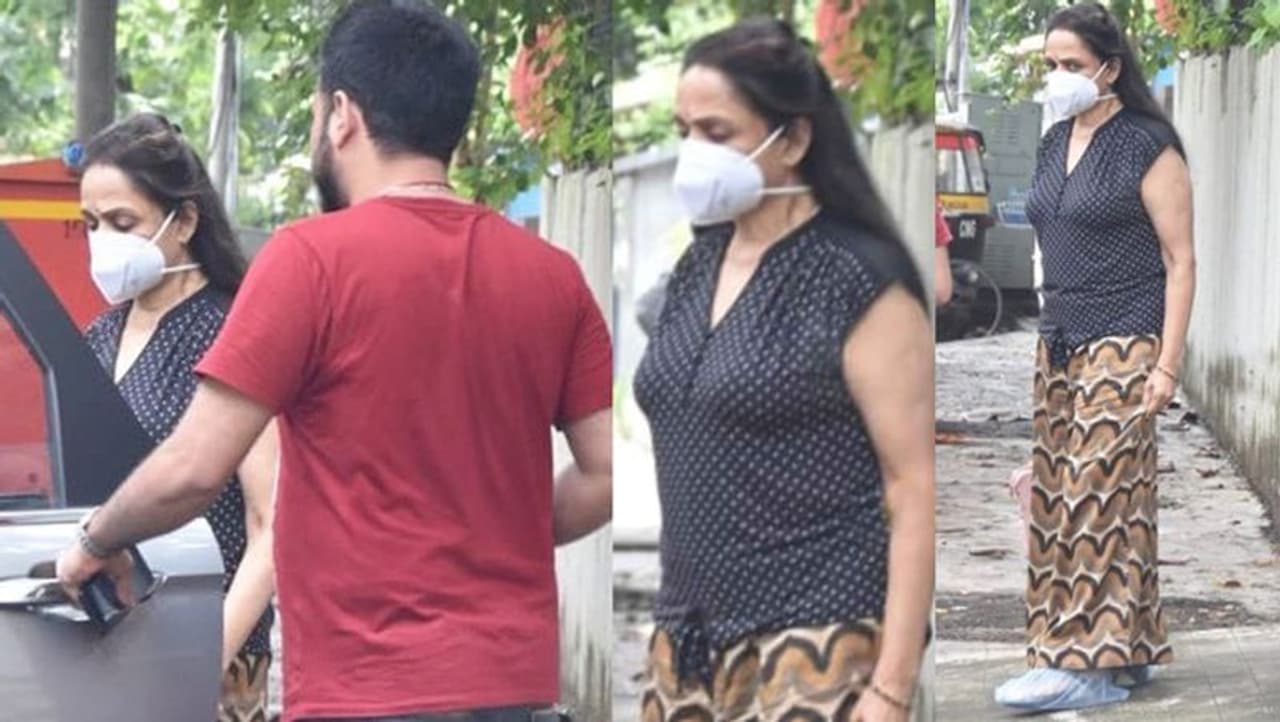 <p>కరోనా భయంతో సీనియర్ నటి హేమా మాలిన చాలా జాగ్రత్తలు తీసుకుంటున్నారు. ఆమె మాస్క్ లేకుండా బయటకు రావటం లేదు.</p> <p>కరోనా భయంతో సీనియర్ నటి హేమా మాలిన చాలా జాగ్రత్తలు తీసుకుంటున్నారు. ఆమె మాస్క్ లేకుండా బయటకు రావటం లేదు.</p>