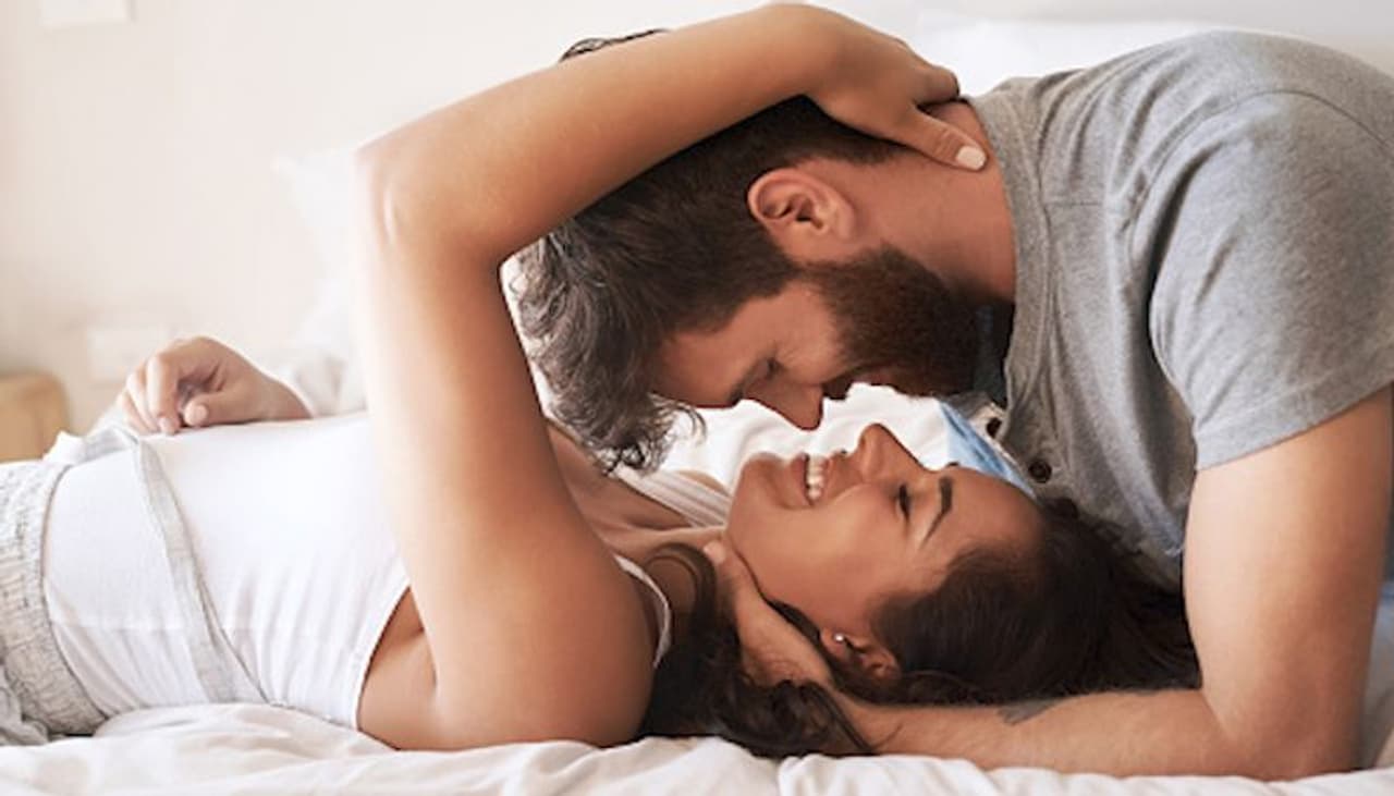 <p>చాలా మందికి లైంగిక జీవితం పట్ల పెద్దగా అవగాహన ఉండదు. చదువుకోనివారికే కాదు.. విద్యావంతుల్లోనూ ఈ సమస్య ఎక్కువగా కనిపిస్తోంది. చాలా మంది కలయిక అంటేనే భయపడిపోతున్నారు. అంతేకాదు.. ఏవేమో అనుమానాలు మనసులో పెట్టుకొని బాధపడిపోతున్నారు.<br />&nbsp;</p>