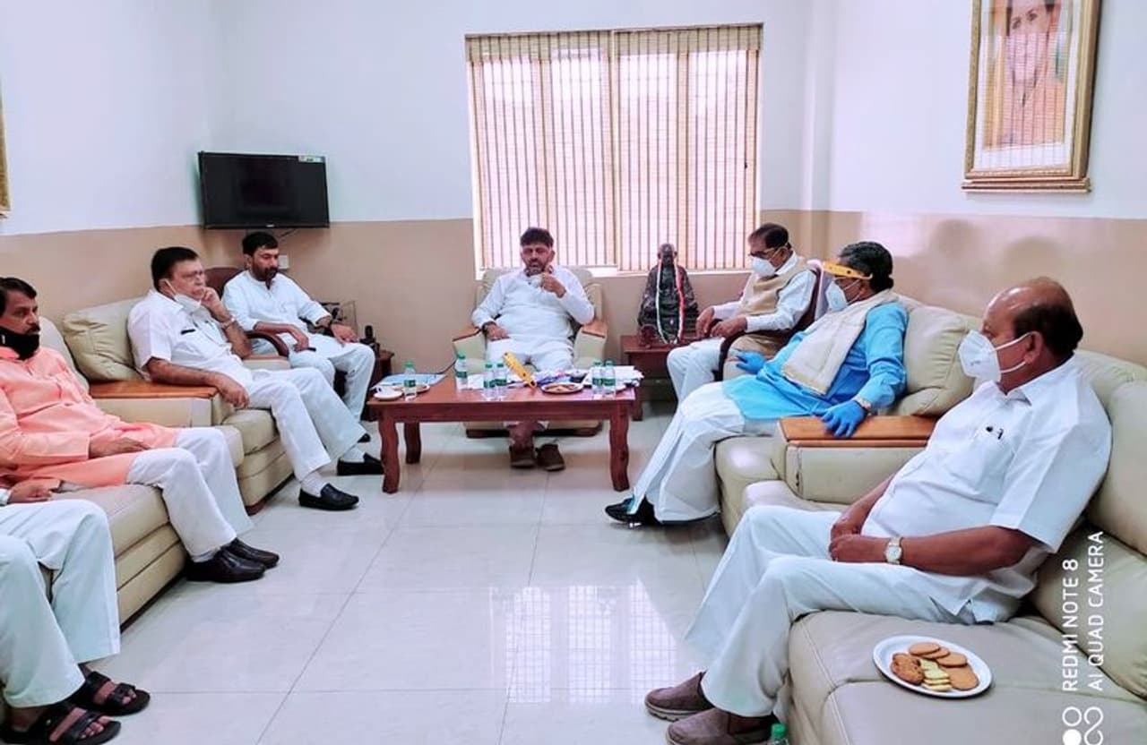 <p>ಶಿರಾ ವಿಧಾನಸಭಾ ಕ್ಷೇತ್ರದ ಉಪಚುನಾವಣೆ ಸಂಬಂಧ ಕೆಪಿಸಿಸಿ ಅಧ್ಯಕ್ಷರಾದ ಡಿ.ಕೆ. ಶಿವಕುಮಾರ್ ಅವರ ಅಧ್ಯಕ್ಷತೆಯಲ್ಲಿ ಇಂದು (ಬುಧವಾರ) ತುಮಕೂರು ಕಾಂಗ್ರೆಸ್‌ ನಾಯಕರ ಸಭೆ ನಡೆಯಿತು.</p>