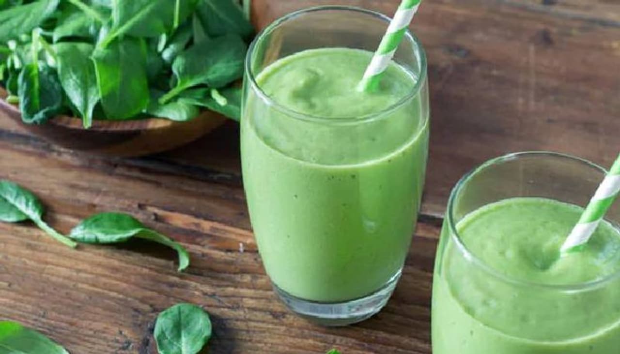 <p>ചീര ജ്യൂസാണ് ഈ പട്ടികയിലെ ഒന്നാമന്. അയേണ് കൂടാതെ നിരവധി പോഷകങ്ങള് അടങ്ങിയ ഒരു ഇലക്കറിയാണ് ചീര. വിറ്റാമിന് എ, സി, ഇ, കെ, പൊട്ടാസ്യം, കാത്സ്യം തുടങ്ങിയ ഒട്ടേറെ ഘടകങ്ങള് ചീരയില് അടങ്ങിയിട്ടുണ്ട്. ധാരാളം ആന്റിഓക്സിഡന്റുകള്, ധാതുക്കൾ, പ്രോട്ടീൻ, നാരുകൾ എന്നിവയാൽ സംപുഷ്ടമായ ചീര കൊണ്ടുള്ള ജ്യൂസ് ഡയറ്റില് ഉള്പ്പെടുത്താം. </p> <p>ചീര ജ്യൂസാണ് ഈ പട്ടികയിലെ ഒന്നാമന്. അയേണ് കൂടാതെ നിരവധി പോഷകങ്ങള് അടങ്ങിയ ഒരു ഇലക്കറിയാണ് ചീര. വിറ്റാമിന് എ, സി, ഇ, കെ, പൊട്ടാസ്യം, കാത്സ്യം തുടങ്ങിയ ഒട്ടേറെ ഘടകങ്ങള് ചീരയില് അടങ്ങിയിട്ടുണ്ട്. ധാരാളം ആന്റിഓക്സിഡന്റുകള്, ധാതുക്കൾ, പ്രോട്ടീൻ, നാരുകൾ എന്നിവയാൽ സംപുഷ്ടമായ ചീര കൊണ്ടുള്ള ജ്യൂസ് ഡയറ്റില് ഉള്പ്പെടുത്താം. </p>