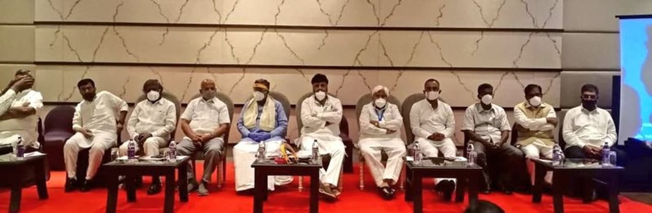 <p>ಪ್ರತಿಪಕ್ಷದ ನಾಯಕ ಸಿದ್ದರಾಮಯ್ಯ ಅವರ ಅಧ್ಯಕ್ಷತೆಯಲ್ಲಿಂದು ಖಾಸಗಿ ಹೋಟೆಲ್ನಲ್ಲಿ ಶಾಸಕಾಂಗ ಸಭೆ ನಡೆಯಿತು</p> <p>ಪ್ರತಿಪಕ್ಷದ ನಾಯಕ ಸಿದ್ದರಾಮಯ್ಯ ಅವರ ಅಧ್ಯಕ್ಷತೆಯಲ್ಲಿಂದು ಖಾಸಗಿ ಹೋಟೆಲ್ನಲ್ಲಿ ಶಾಸಕಾಂಗ ಸಭೆ ನಡೆಯಿತು</p>