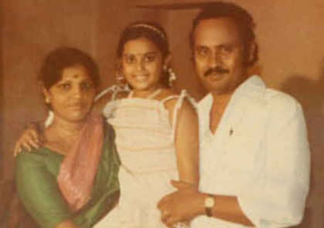 <p>தமிழரான துரைராஜ், மலையாளியான மல்லிகா தம்பதிகளுக்கு ஒரே மகளாக பிறந்தவர் தான் மீனா. </p> <p>தமிழரான துரைராஜ், மலையாளியான மல்லிகா தம்பதிகளுக்கு ஒரே மகளாக பிறந்தவர் தான் மீனா. </p>